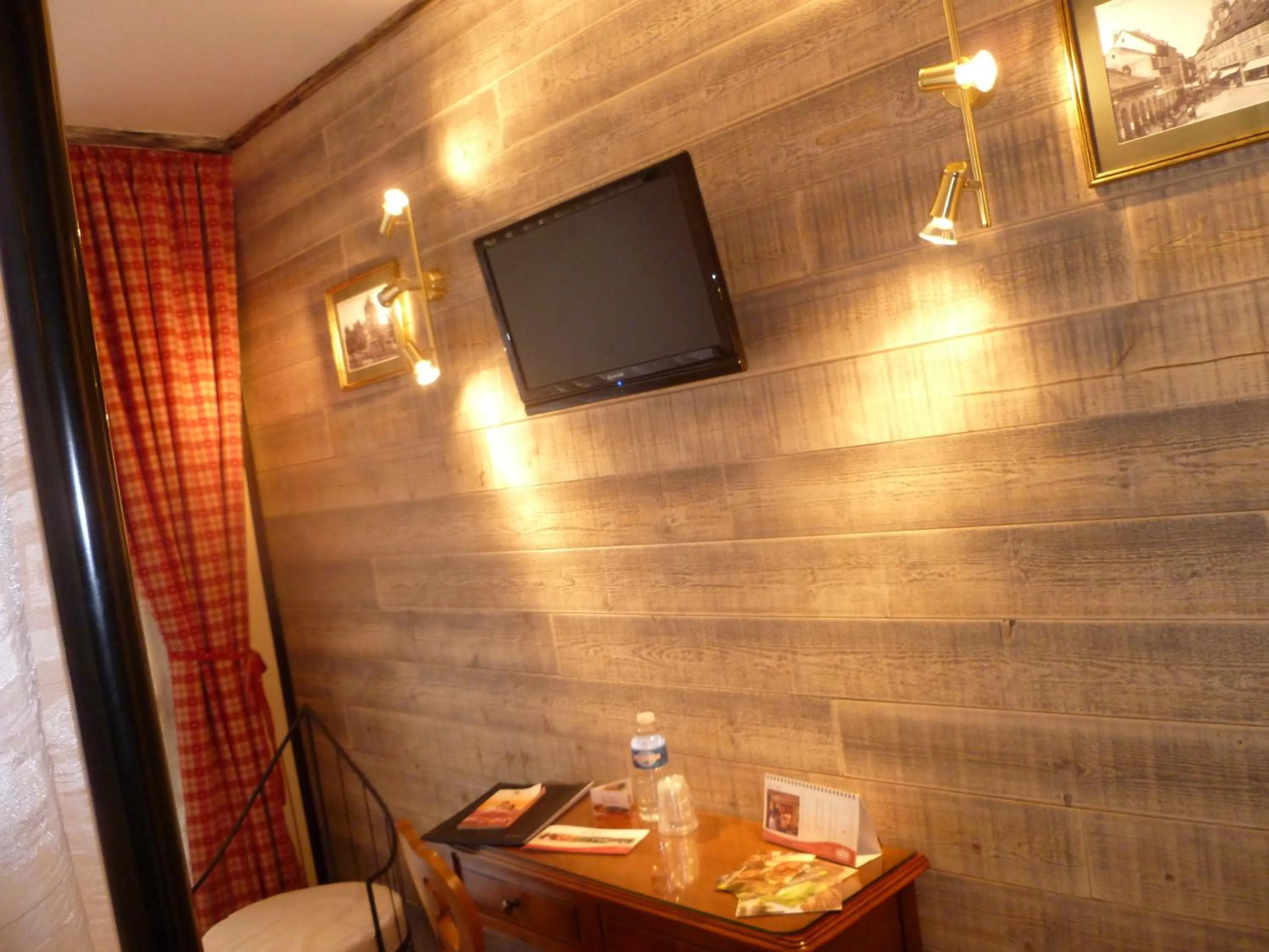 Bedroom in Hotel Restaurant Les Pins logis