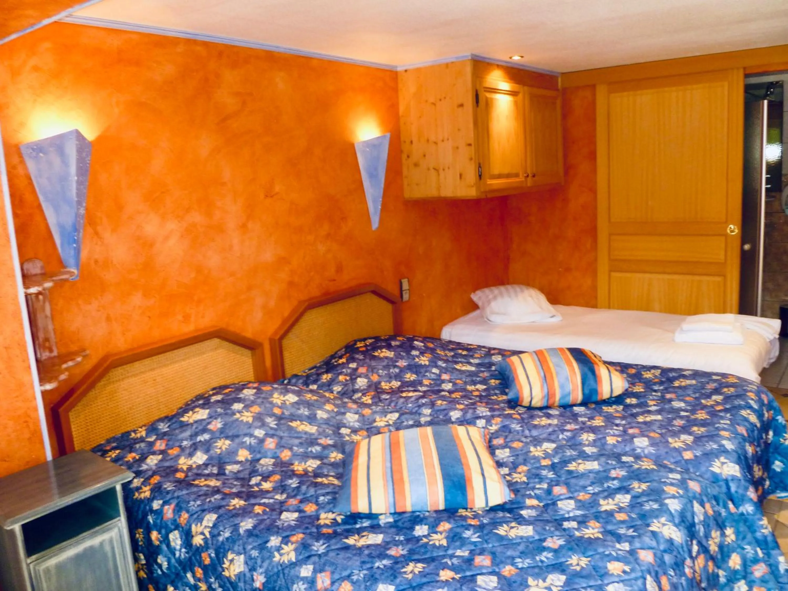 Bed in Hotel Restaurant Les Pins logis