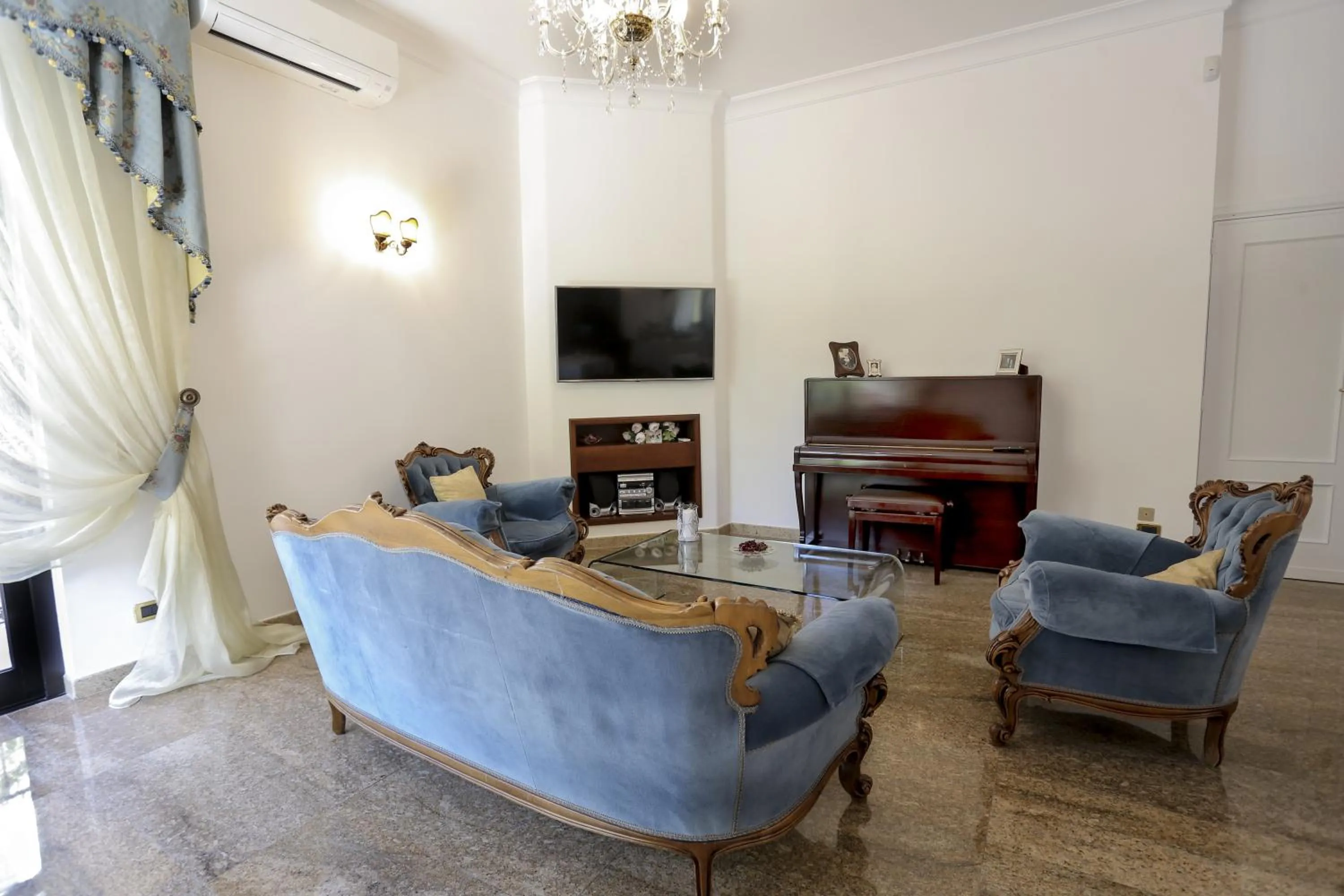 Communal lounge/ TV room in Villa Borghese B&B