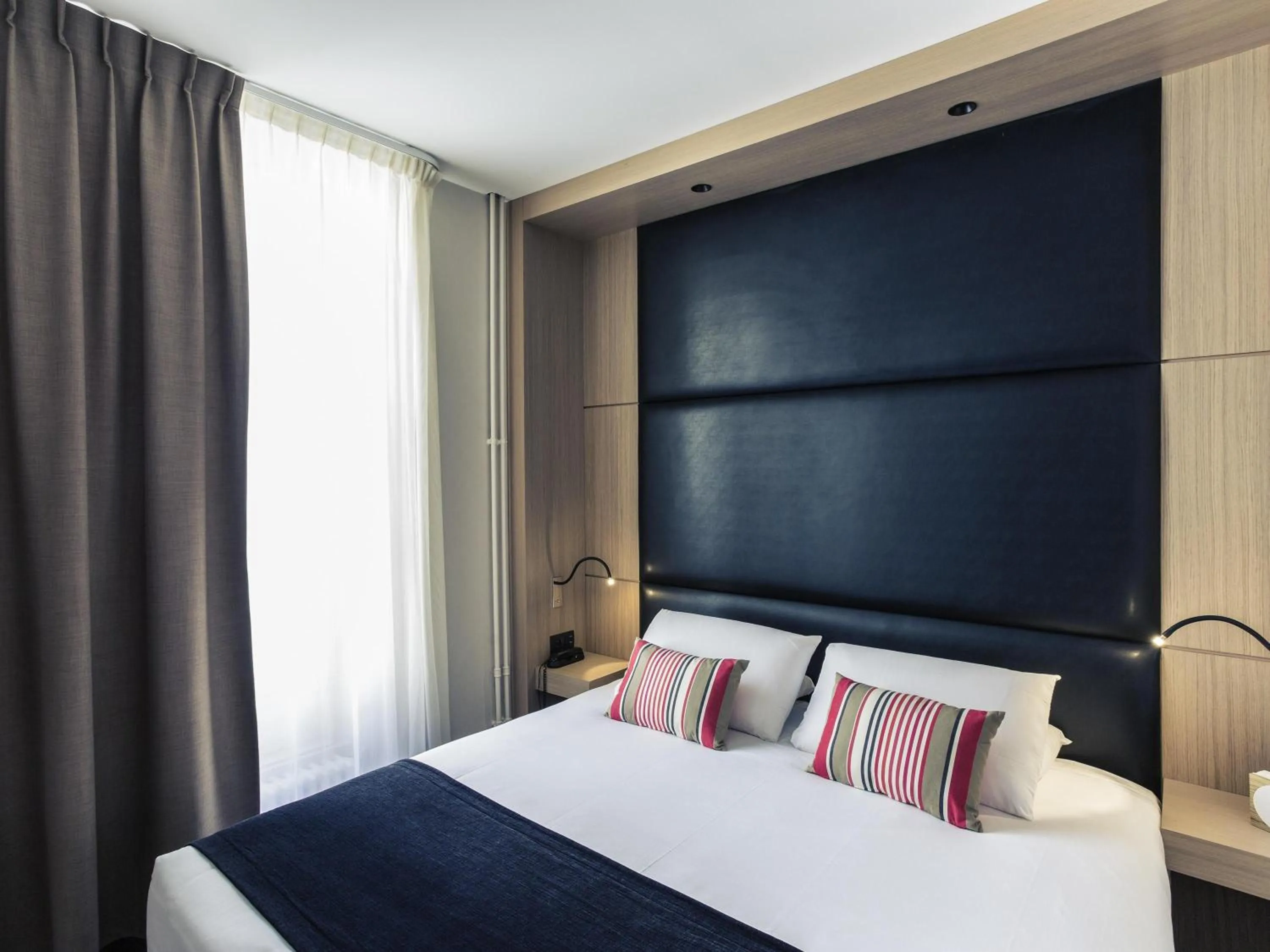 Bedroom, Bed in Hôtel Mercure Bayonne Centre Le Grand Hotel