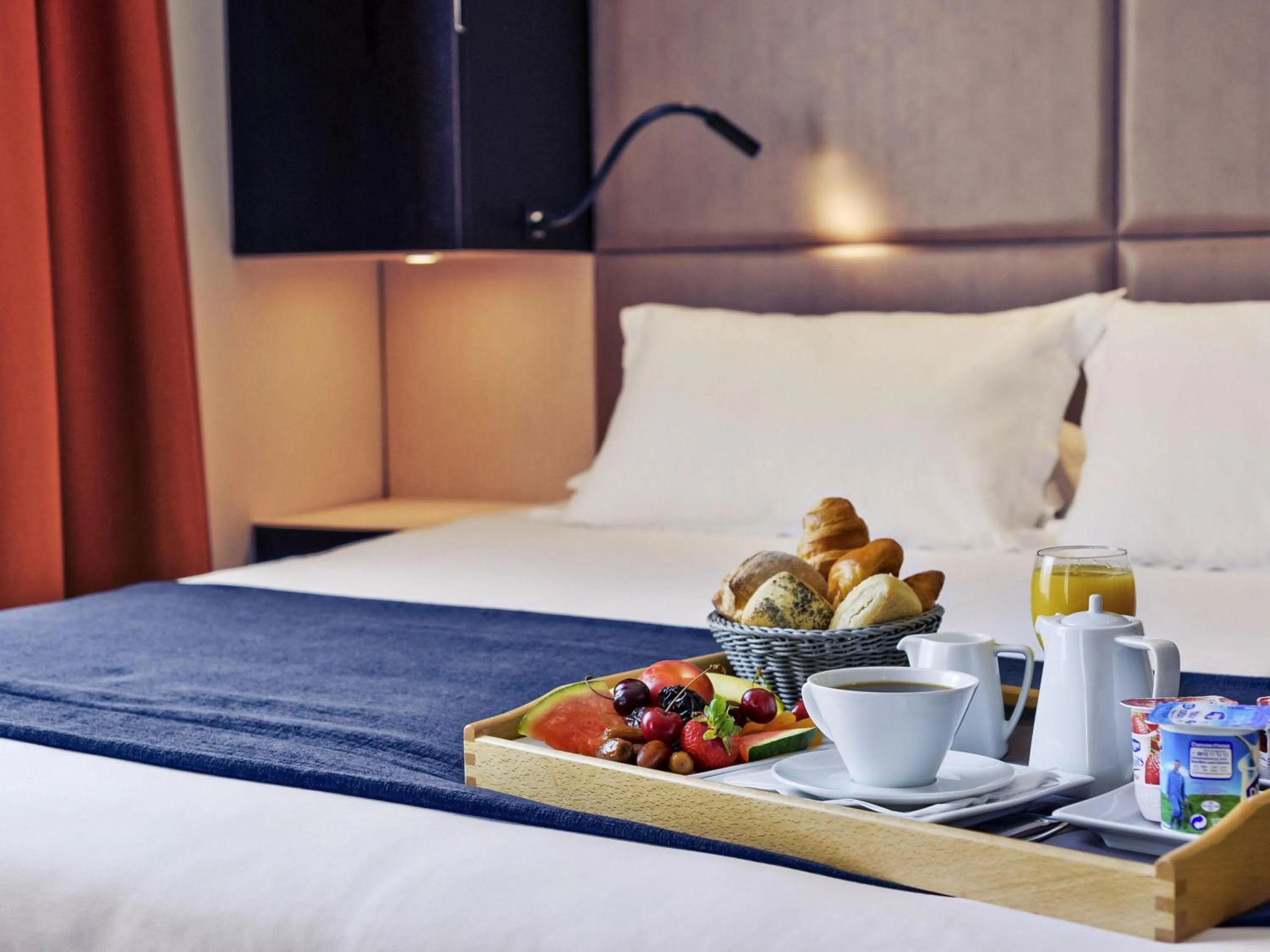 Bedroom, Bed in Hôtel Mercure Bayonne Centre Le Grand Hotel