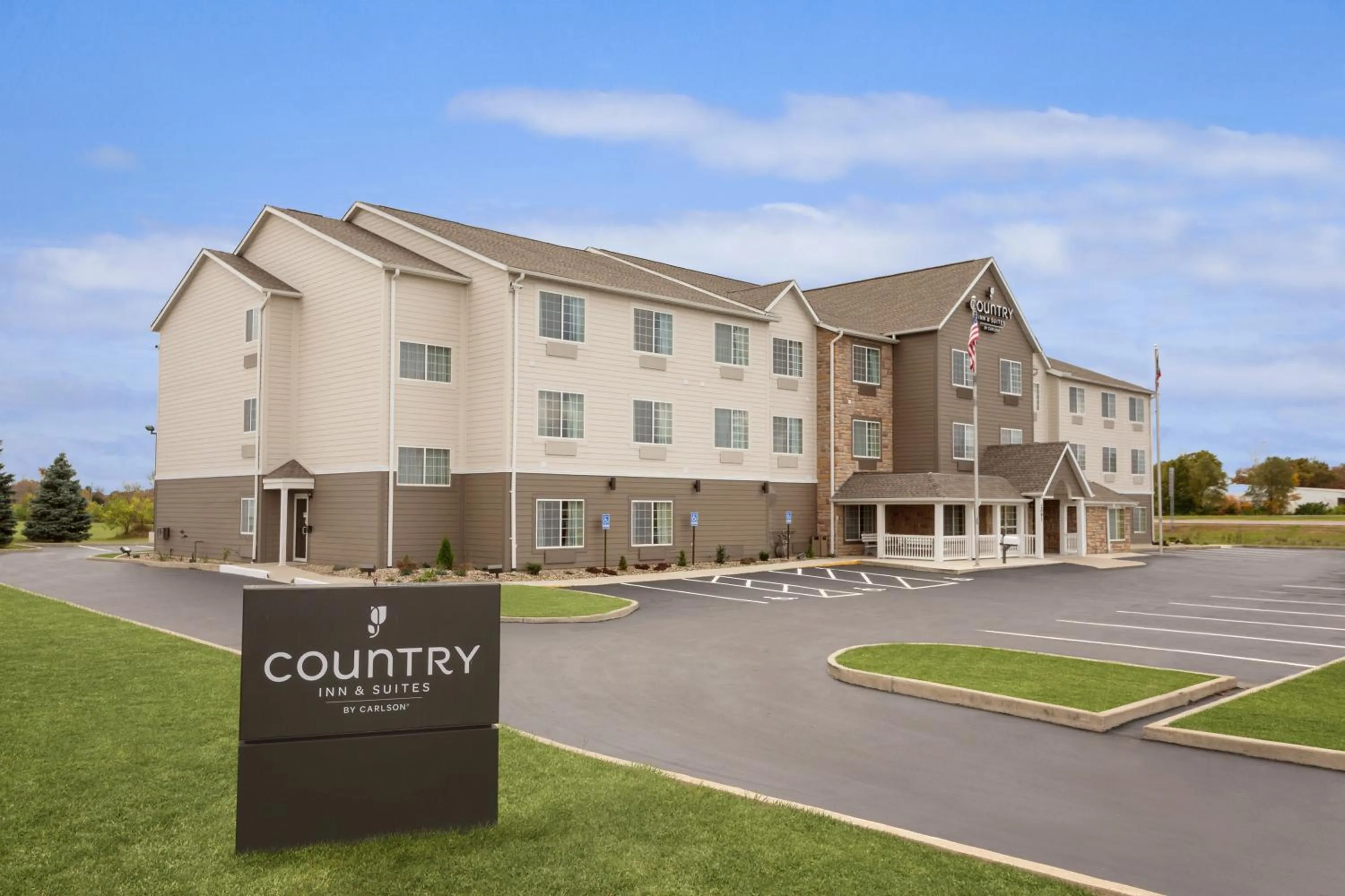 Property building in Country Inn & Suites by Radisson, Marion, OH