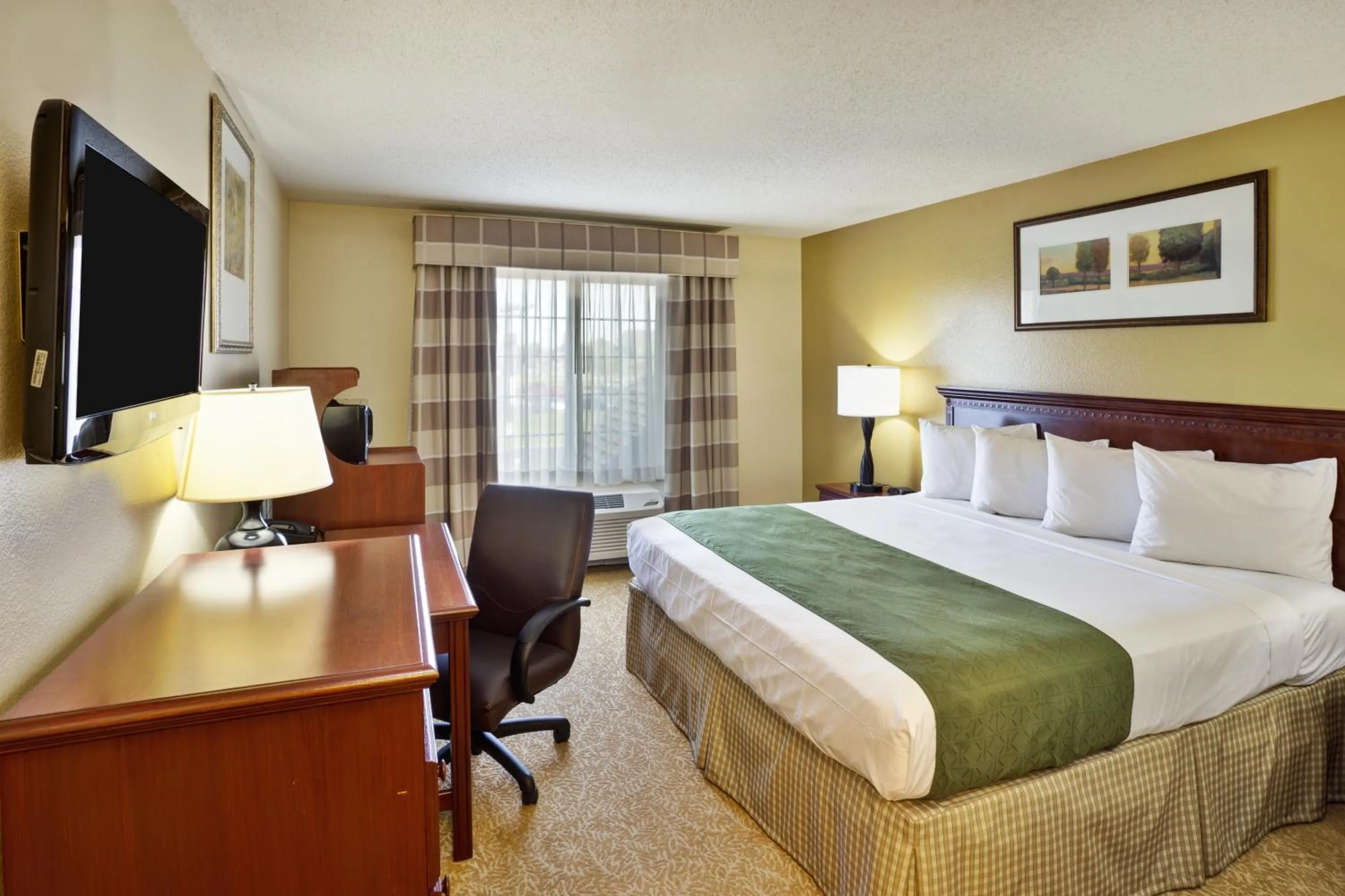 Bedroom, Bed in Country Inn & Suites by Radisson, Marion, OH