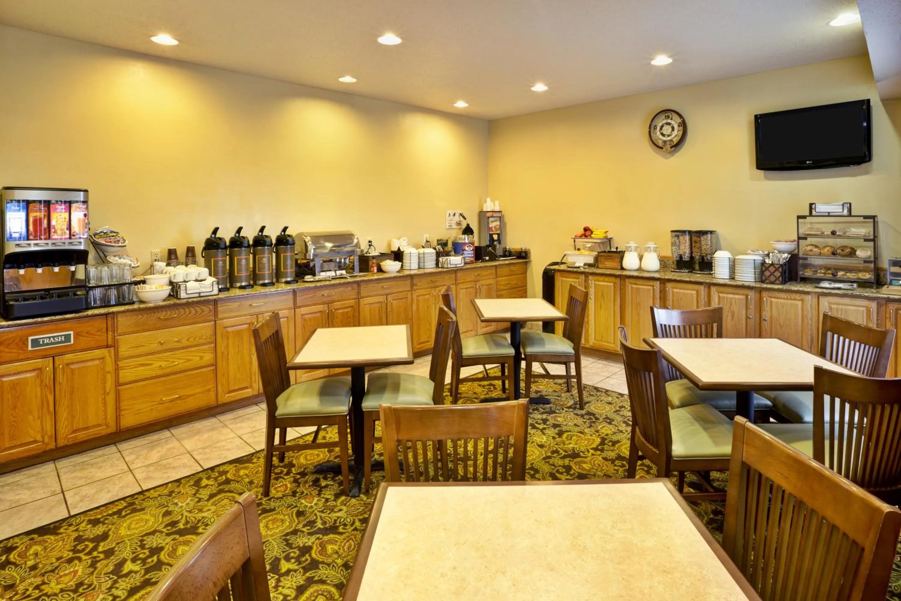 Dining area in Country Inn & Suites by Radisson, Marion, OH