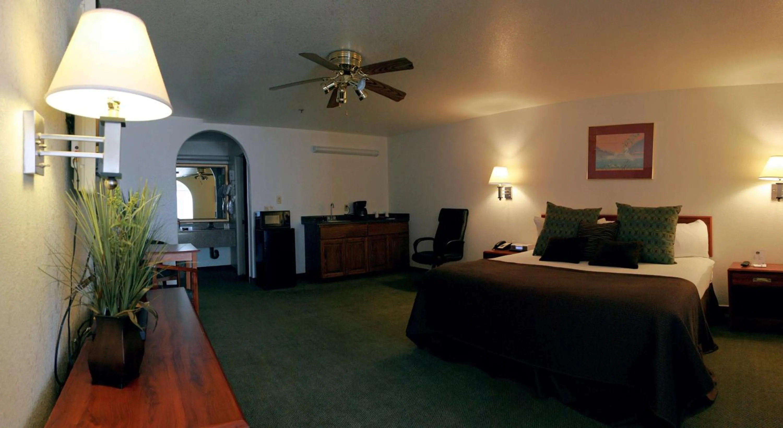 Photo of the whole room, Bed in Best Western Colorado River Inn