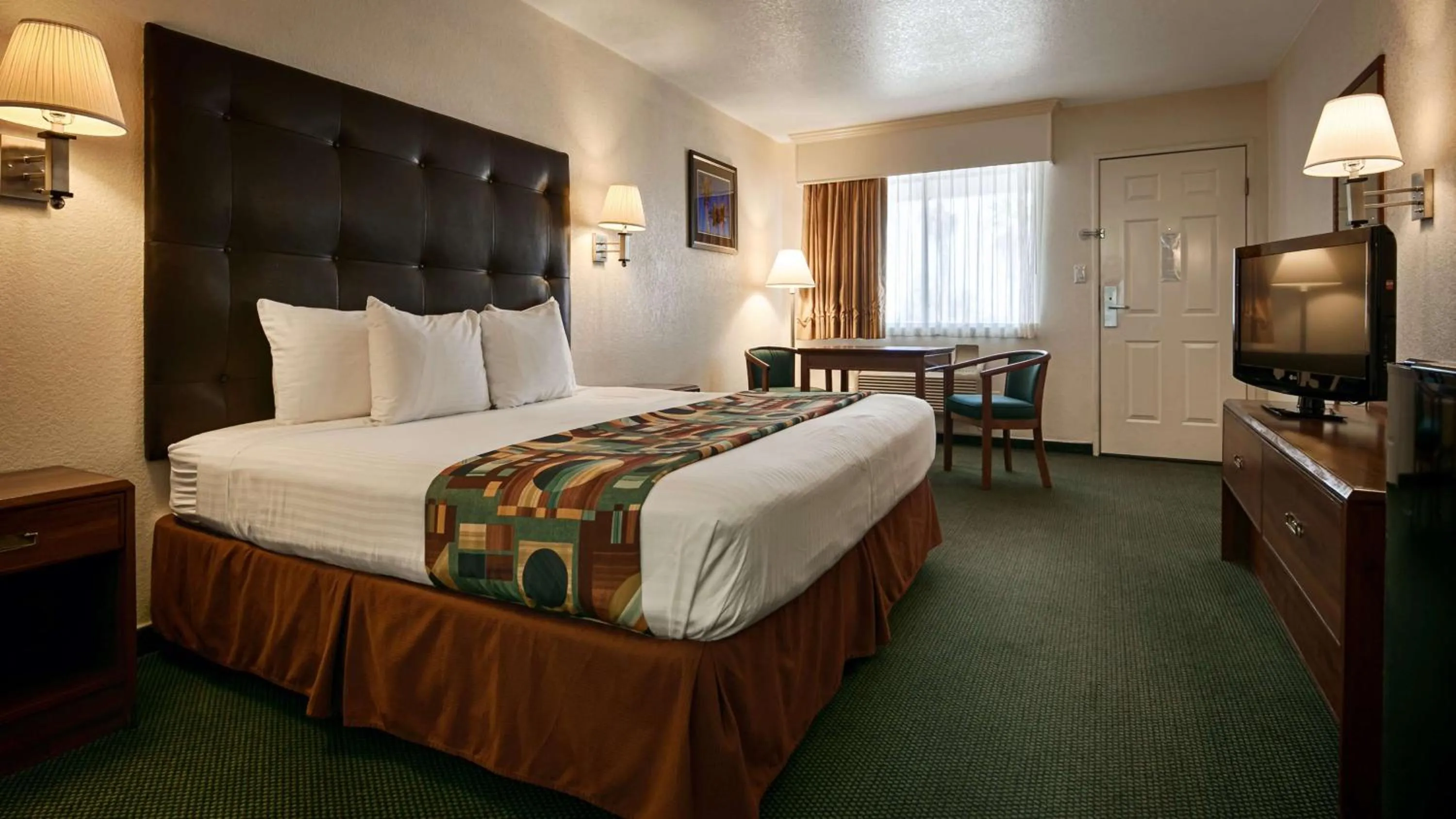 Photo of the whole room, Bed in Best Western Colorado River Inn