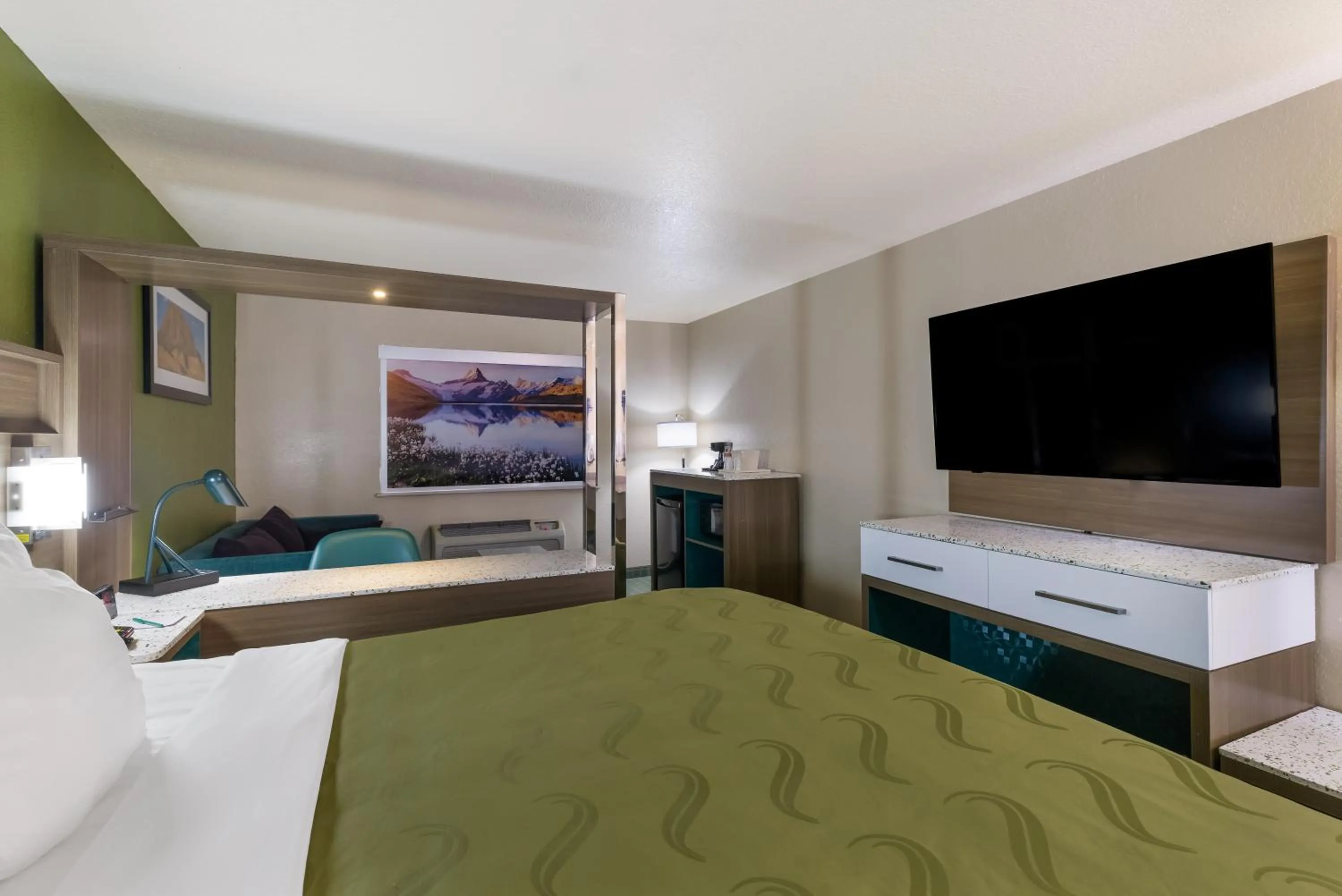 Bed in Quality Inn Alpine