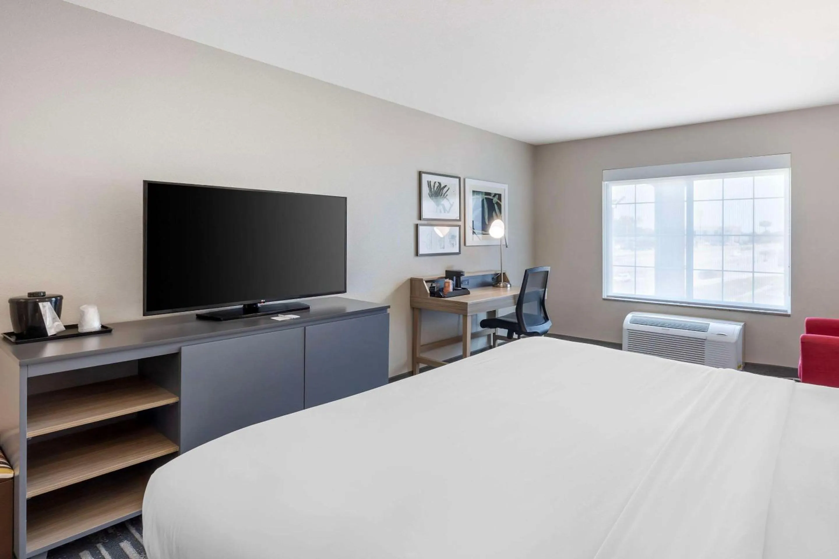 Bedroom, Bed in Country Inn & Suites by Radisson, St Peters, MO