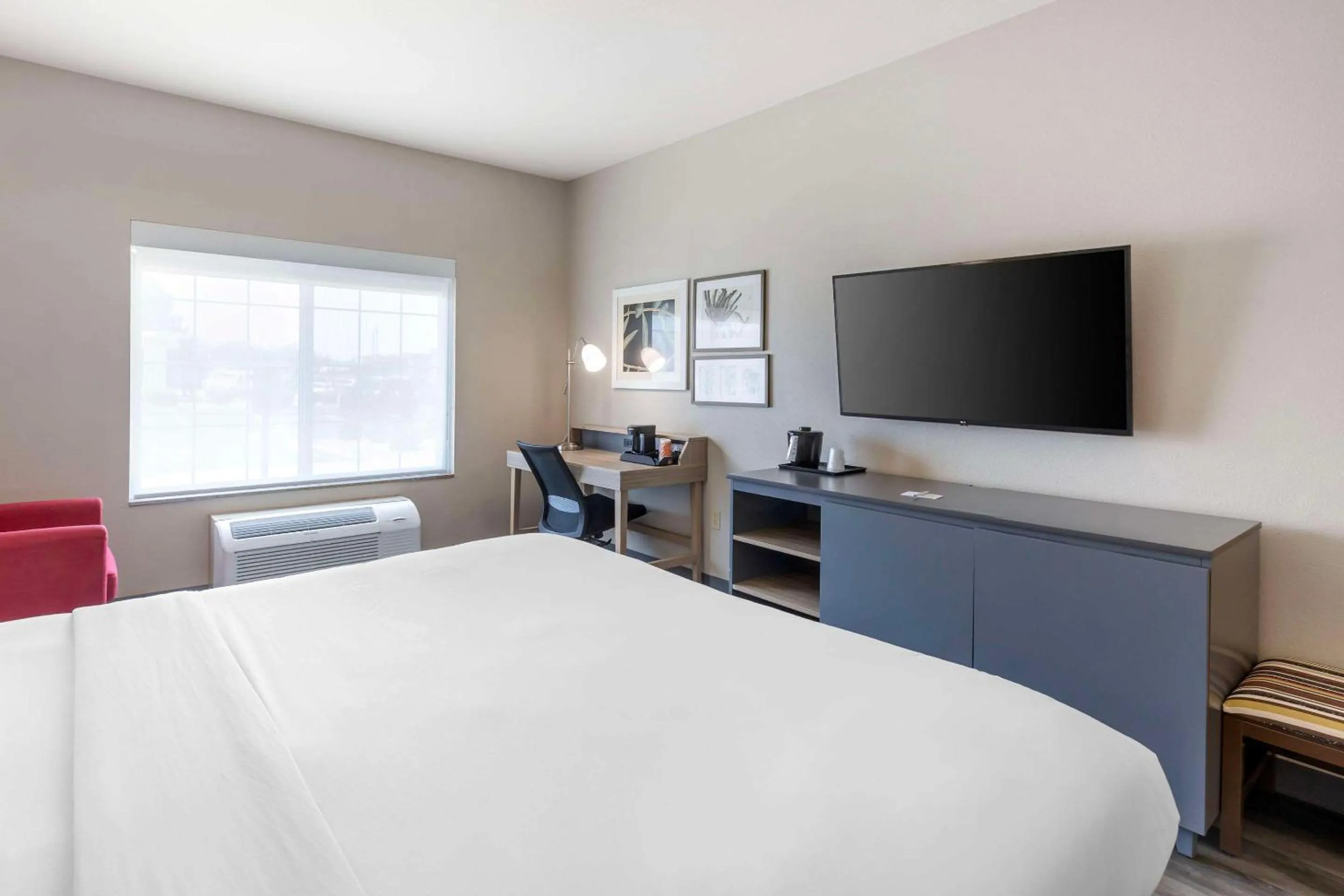 Bedroom, Bed in Country Inn & Suites by Radisson, St Peters, MO