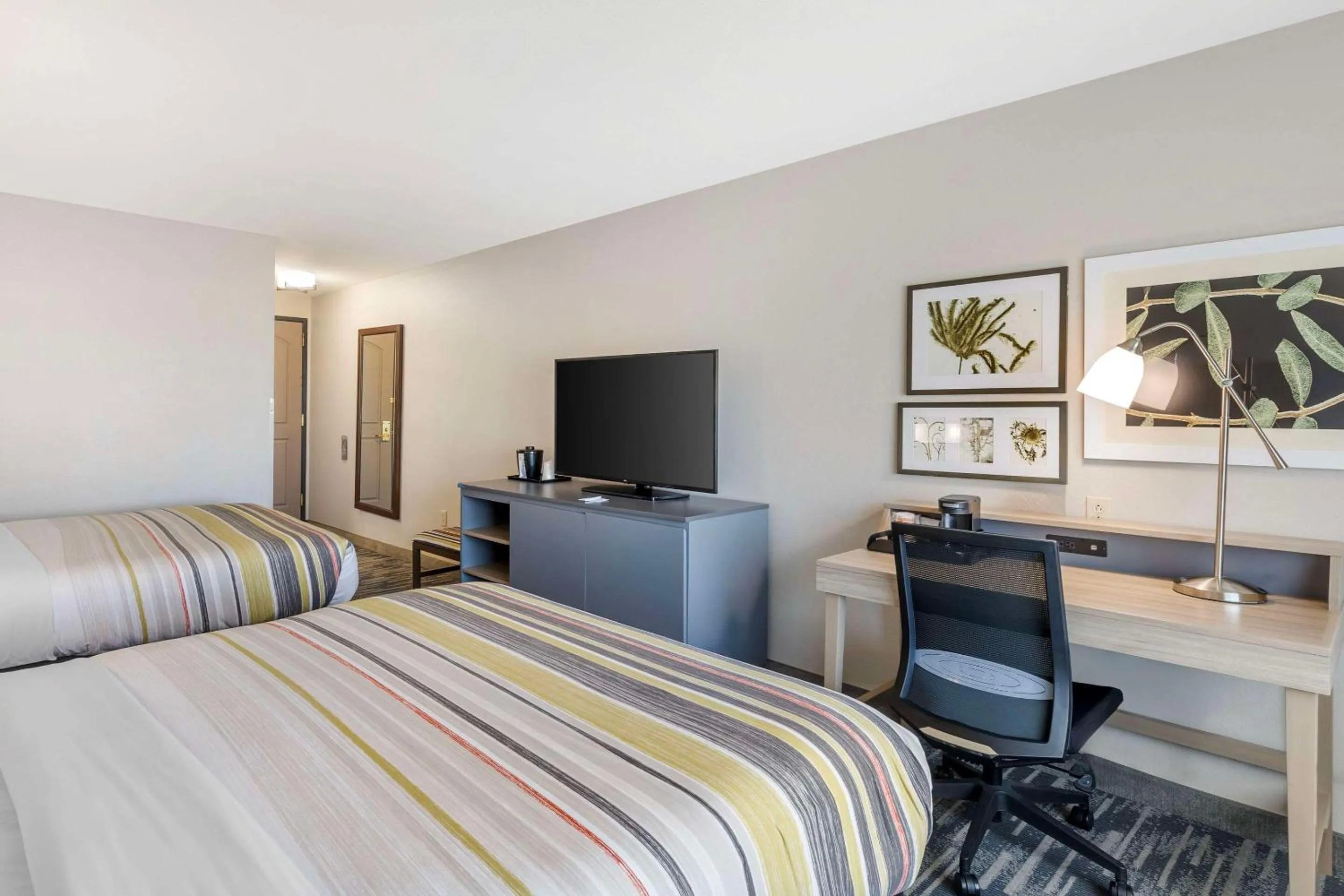 TV and multimedia, Bed in Country Inn & Suites by Radisson, St Peters, MO