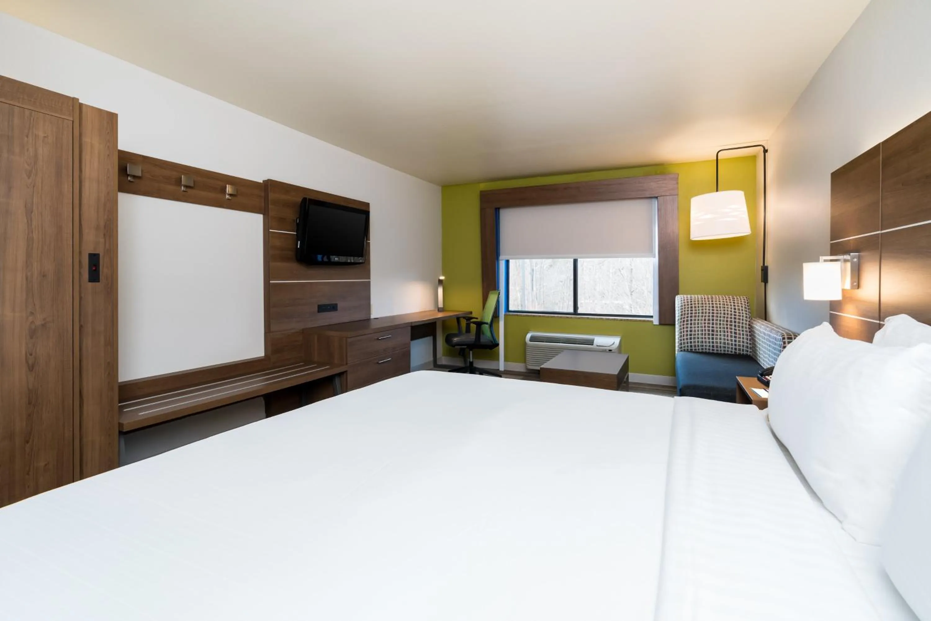 Photo of the whole room, Bed in Holiday Inn Express & Suites Rocky Mount Smith Mountain Lake, an IHG Hotel