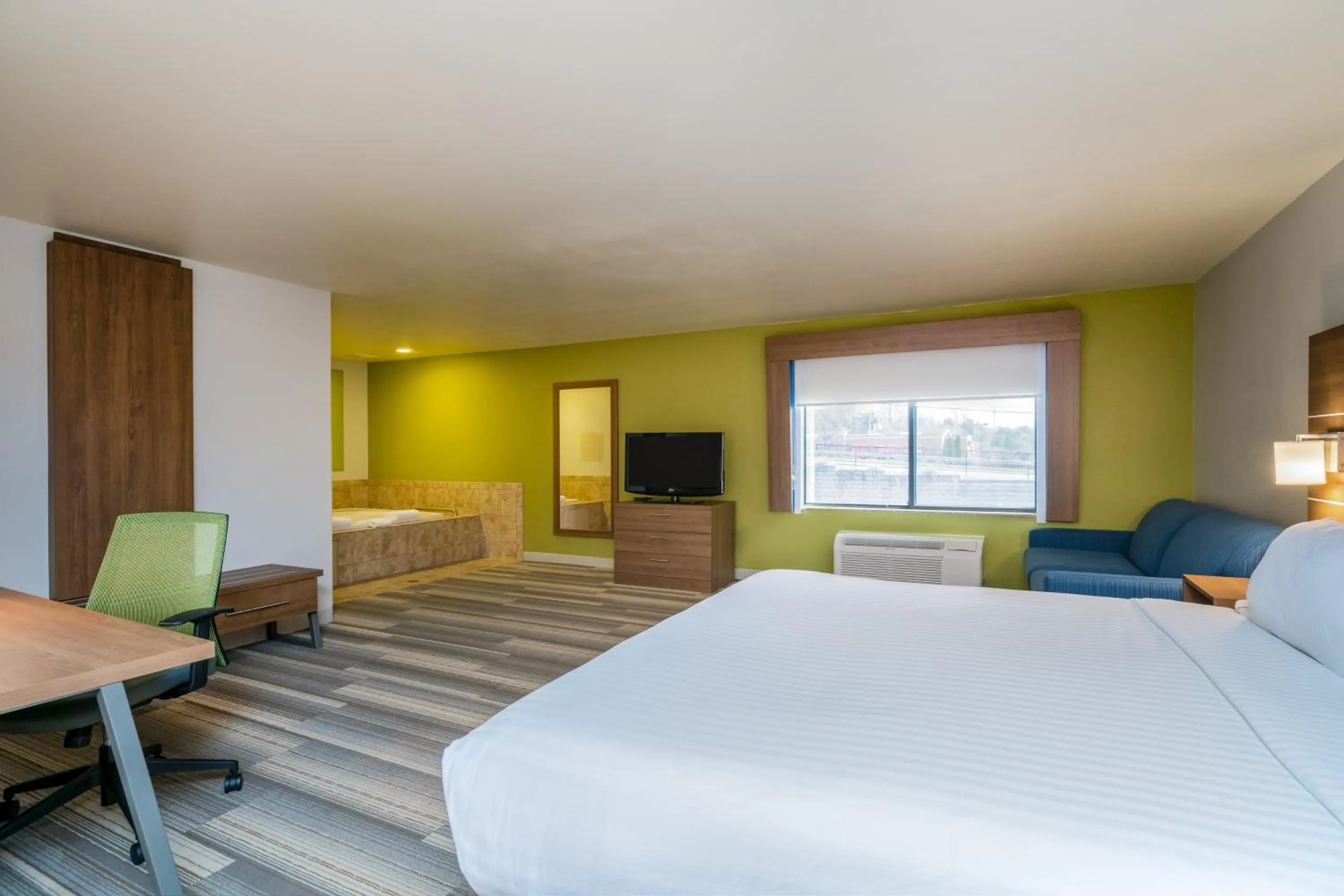 Photo of the whole room, Bed in Holiday Inn Express & Suites Rocky Mount Smith Mountain Lake, an IHG Hotel