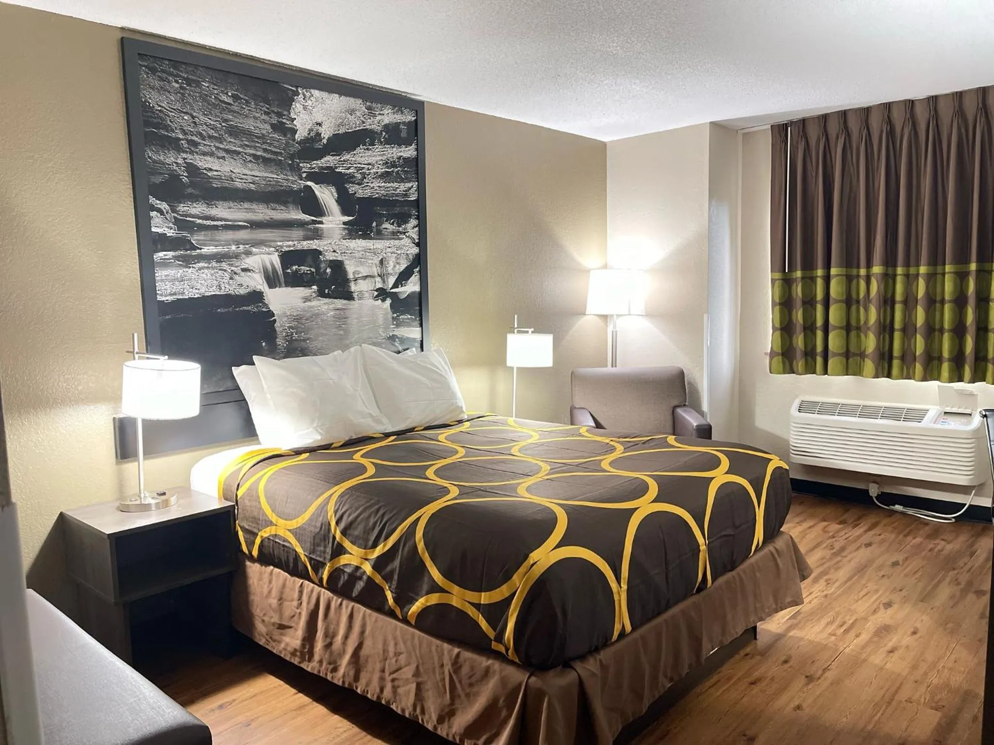 TV and multimedia, Bed in Super 8 by Wyndham Ithaca