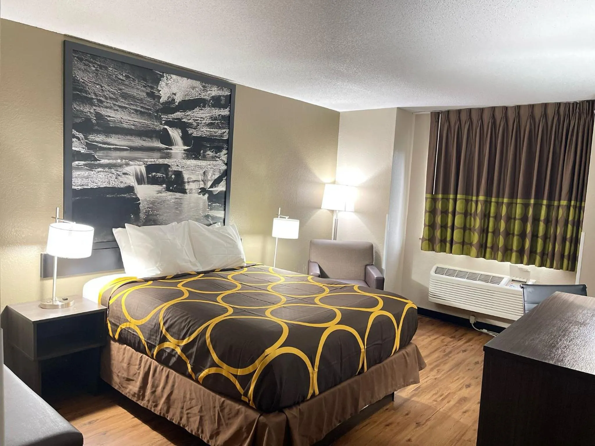 heating, Bed in Super 8 by Wyndham Ithaca