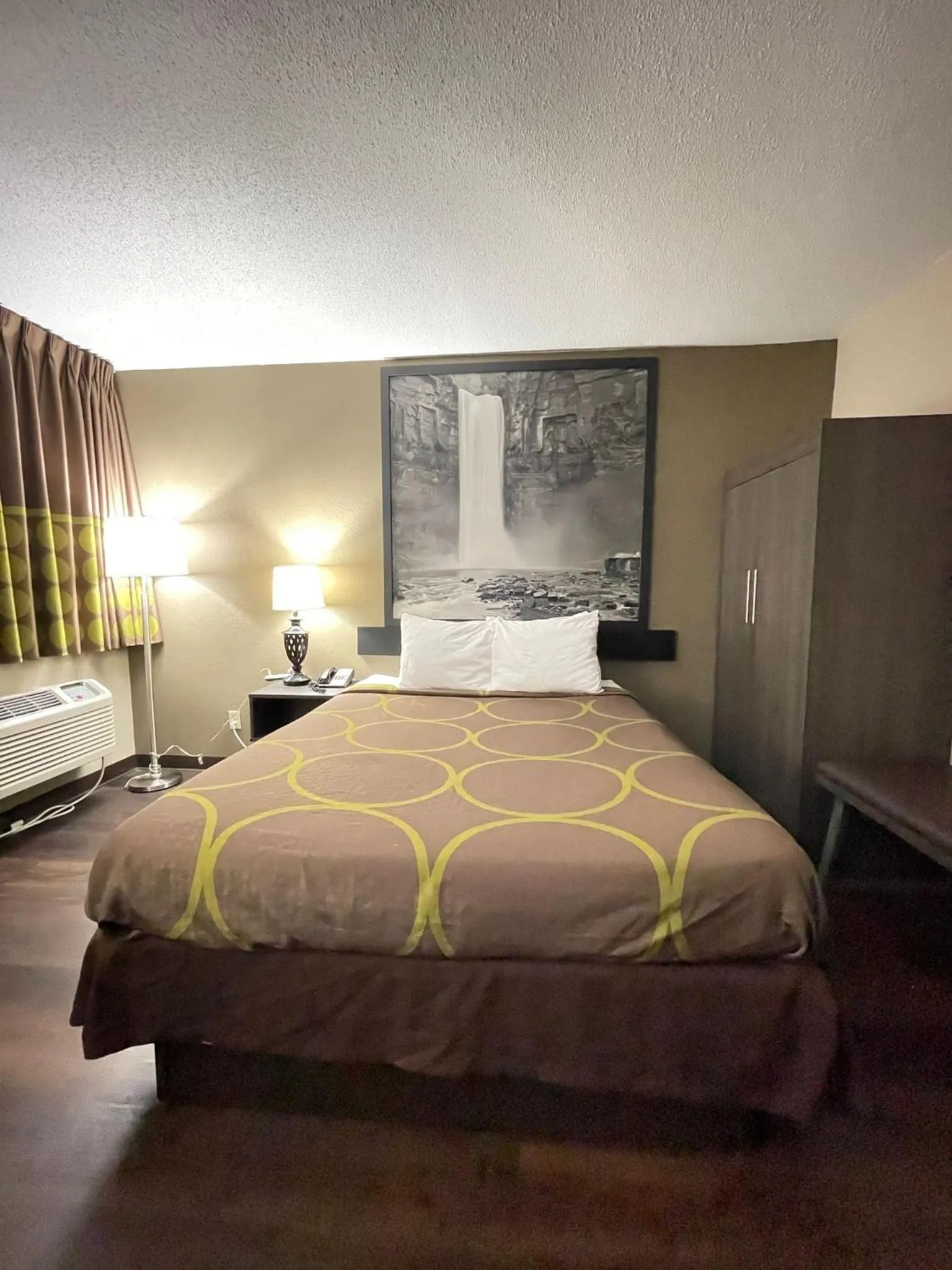 Bedroom, Bed in Super 8 by Wyndham Ithaca