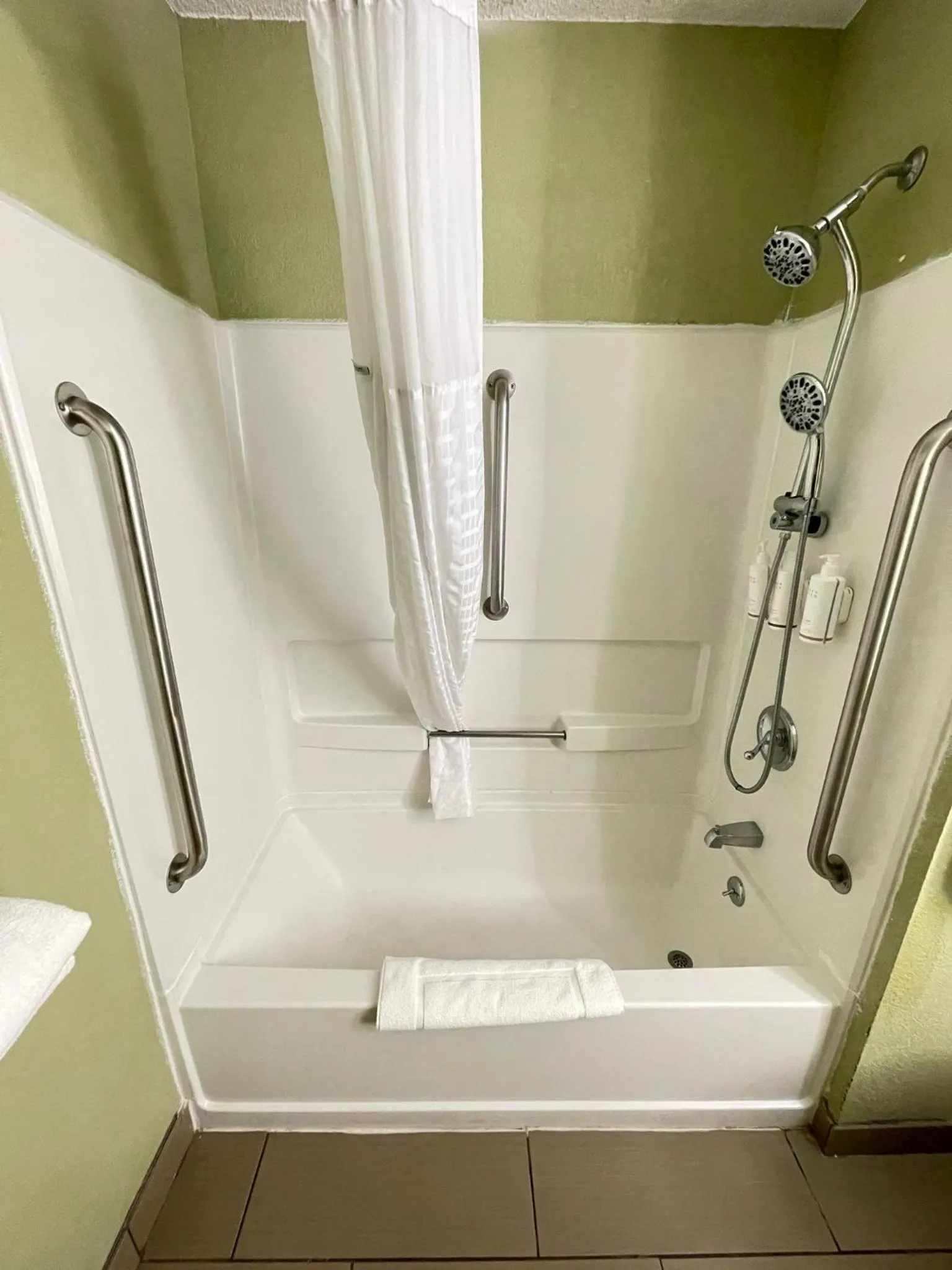 Bath in Super 8 by Wyndham Ithaca