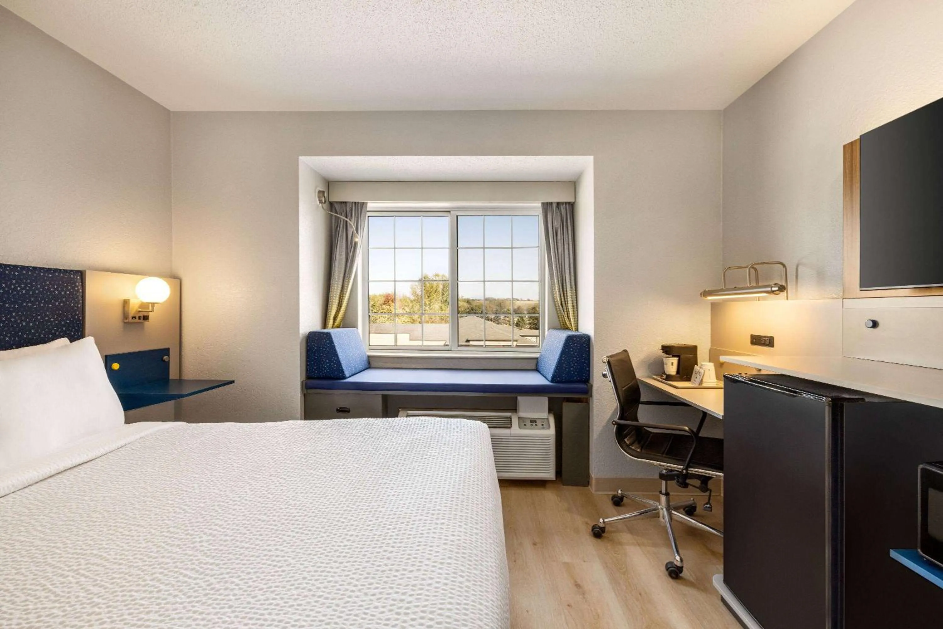 Photo of the whole room, Bed in Microtel Inn & Suites by Wyndham New Ulm