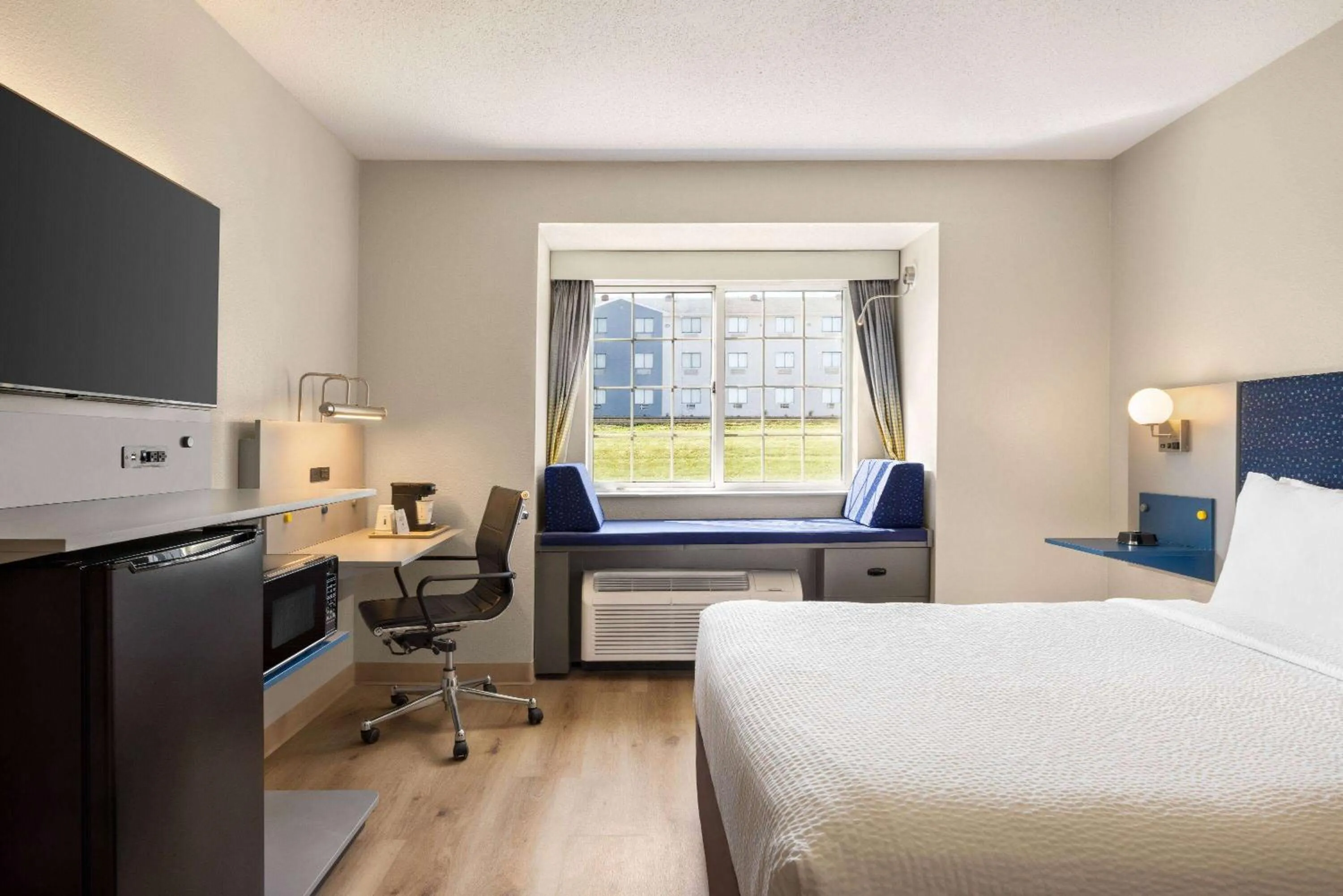 Photo of the whole room, Bed in Microtel Inn & Suites by Wyndham New Ulm