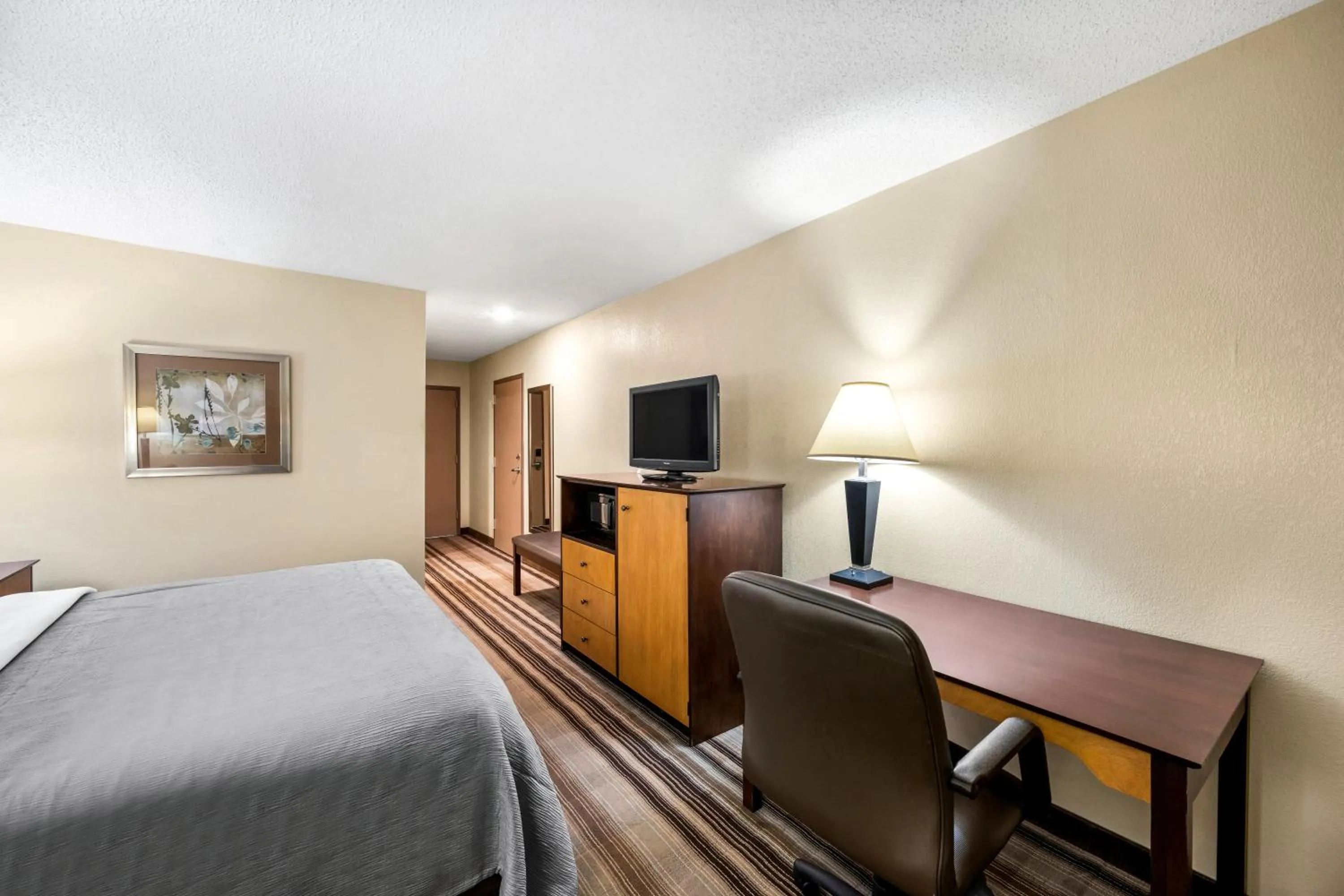 TV and multimedia, Bed in Quality Inn Bulls Gap