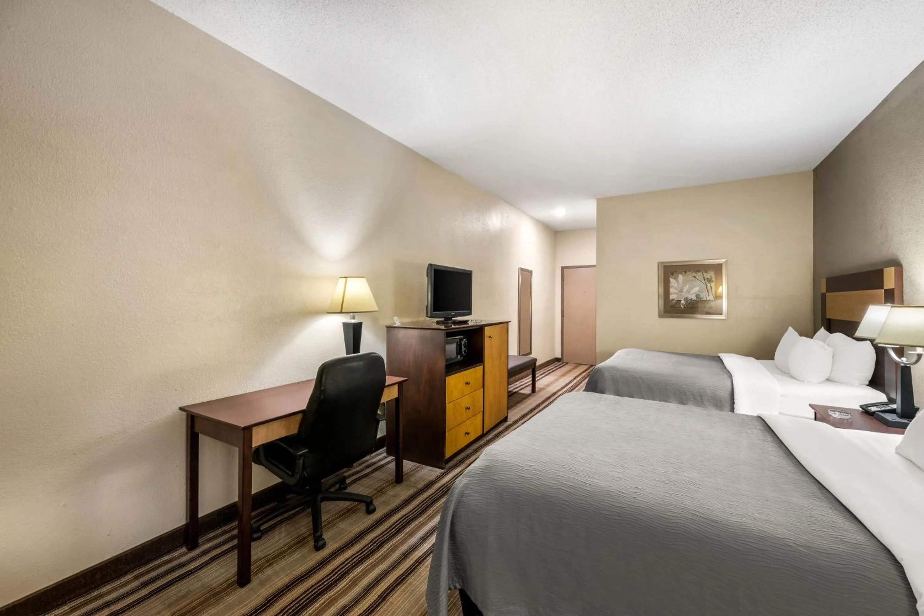 TV and multimedia, Bed in Quality Inn Bulls Gap