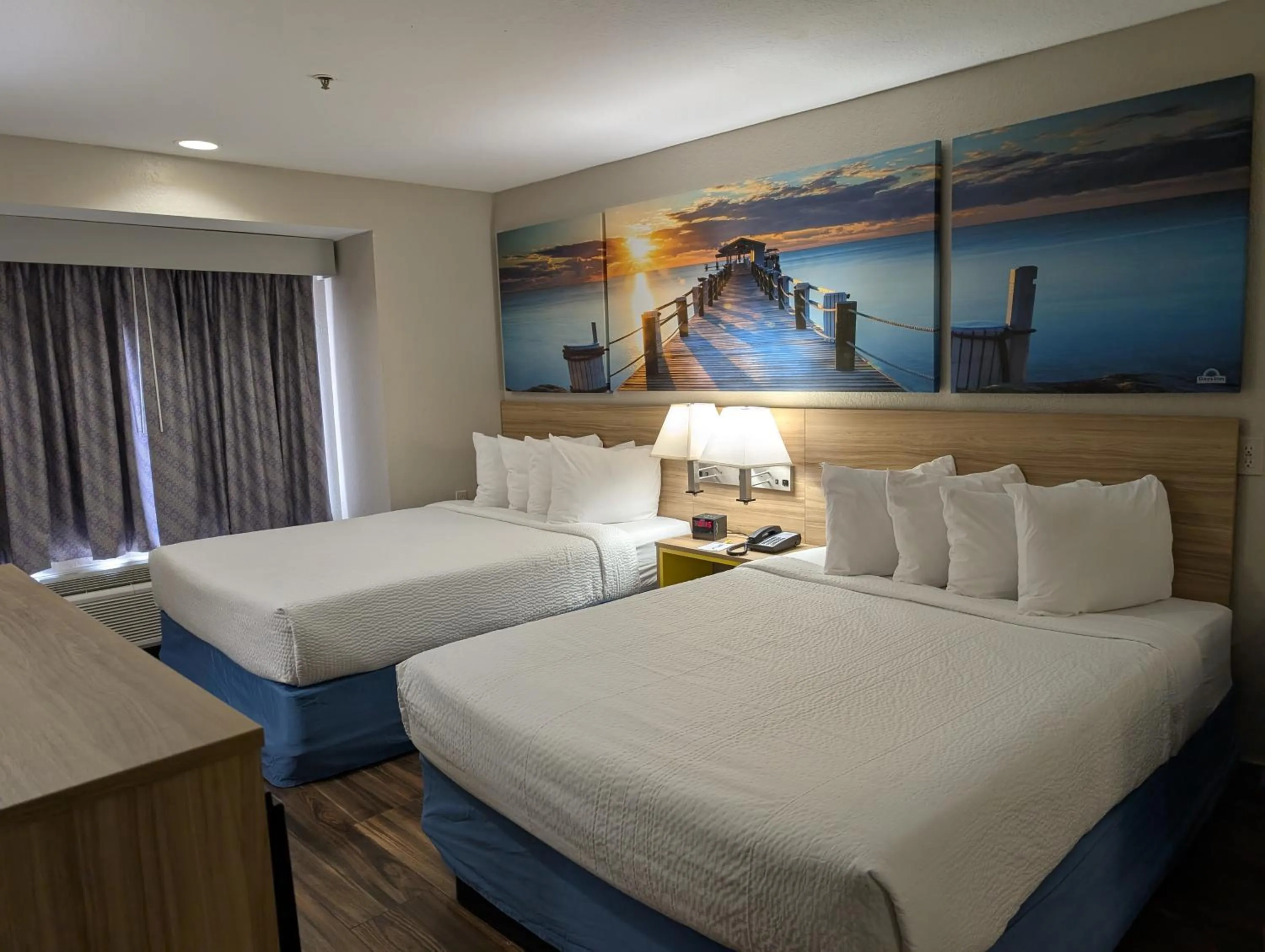 Bed in Days Inn & Suites by Wyndham Tampa/Raymond James Stadium