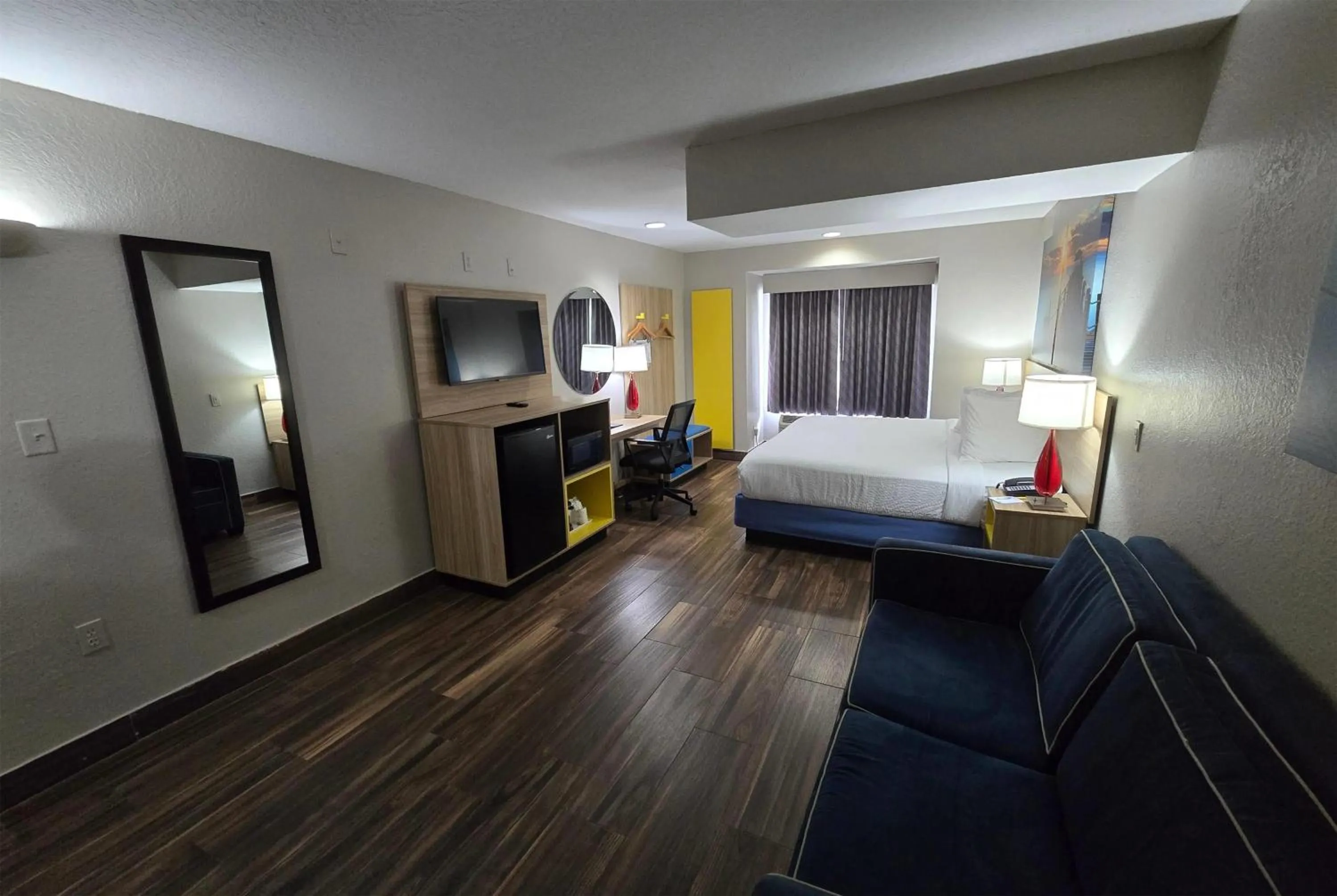 Photo of the whole room, Bed in Days Inn & Suites by Wyndham Tampa/Raymond James Stadium