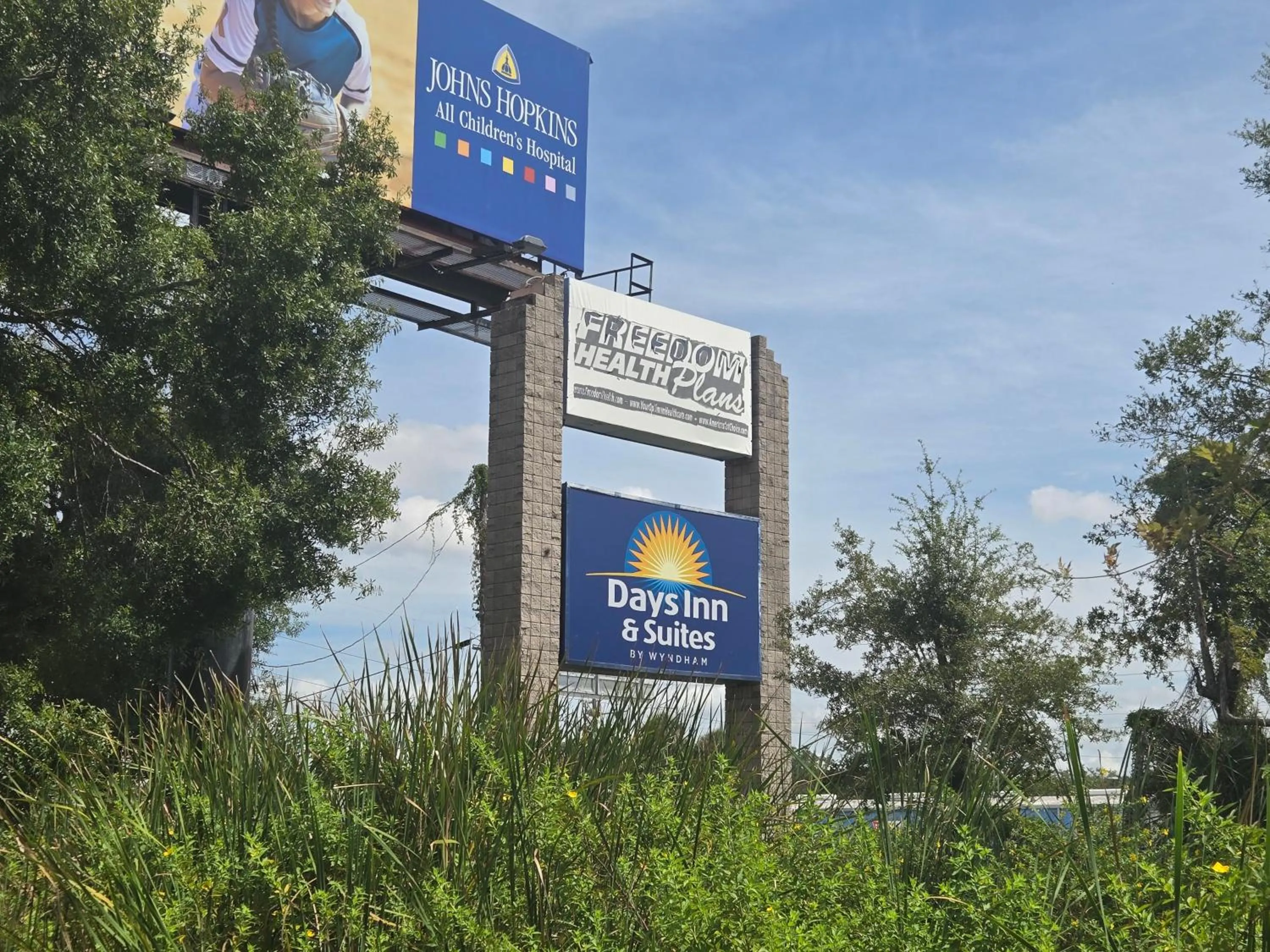 Days Inn & Suites by Wyndham Tampa/Raymond James Stadium