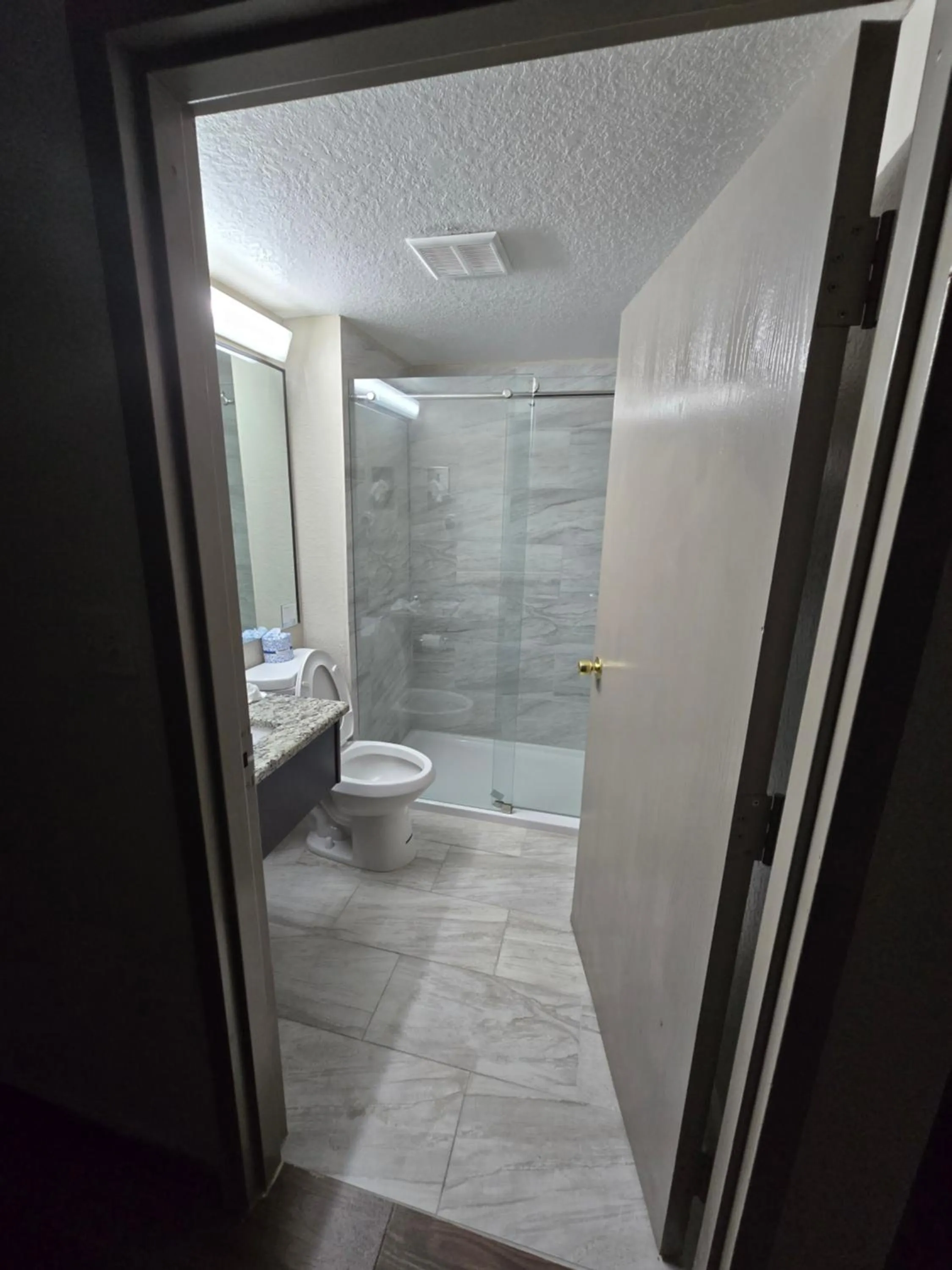 Days Inn & Suites by Wyndham Tampa/Raymond James Stadium