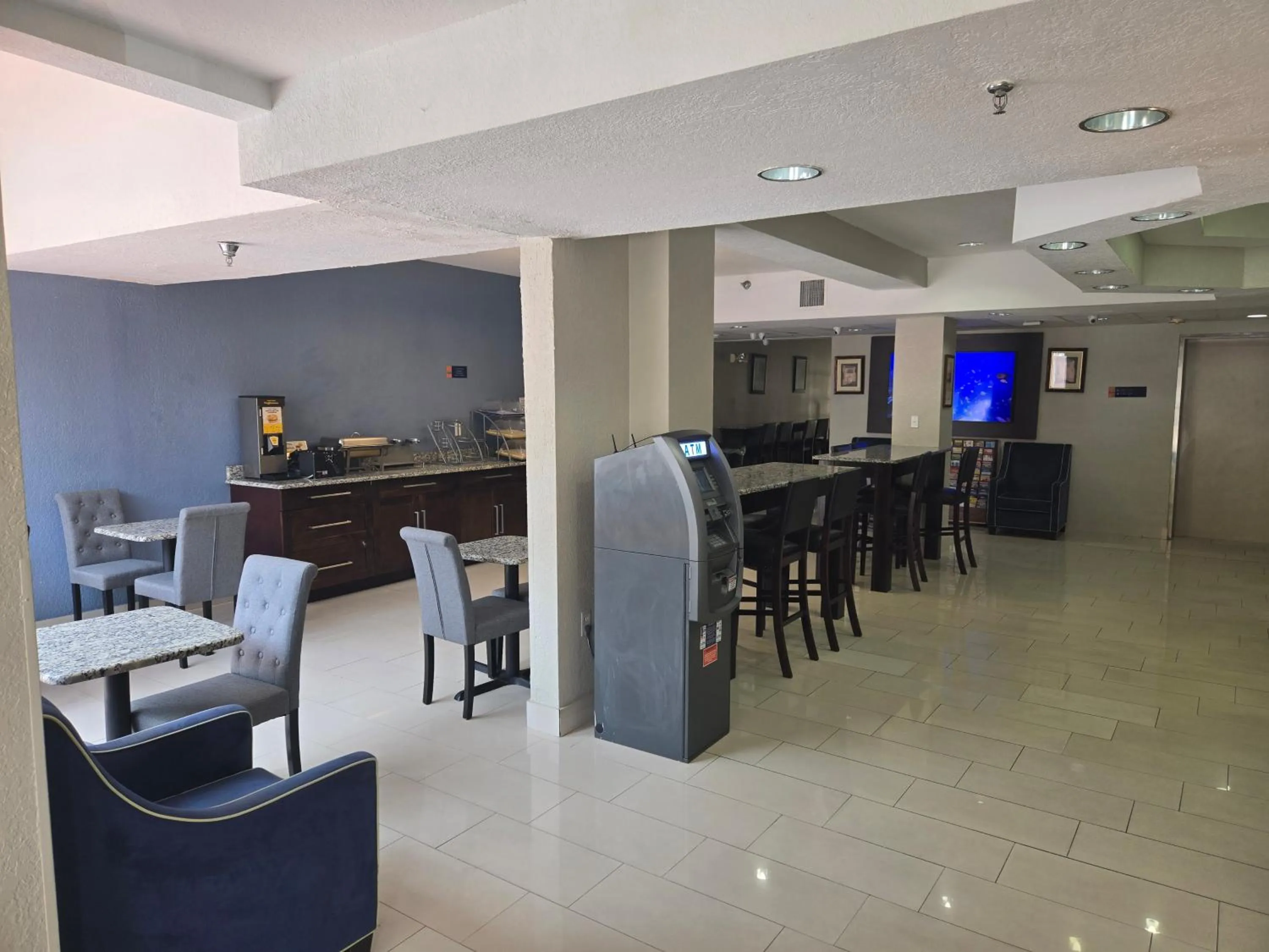 Days Inn & Suites by Wyndham Tampa/Raymond James Stadium