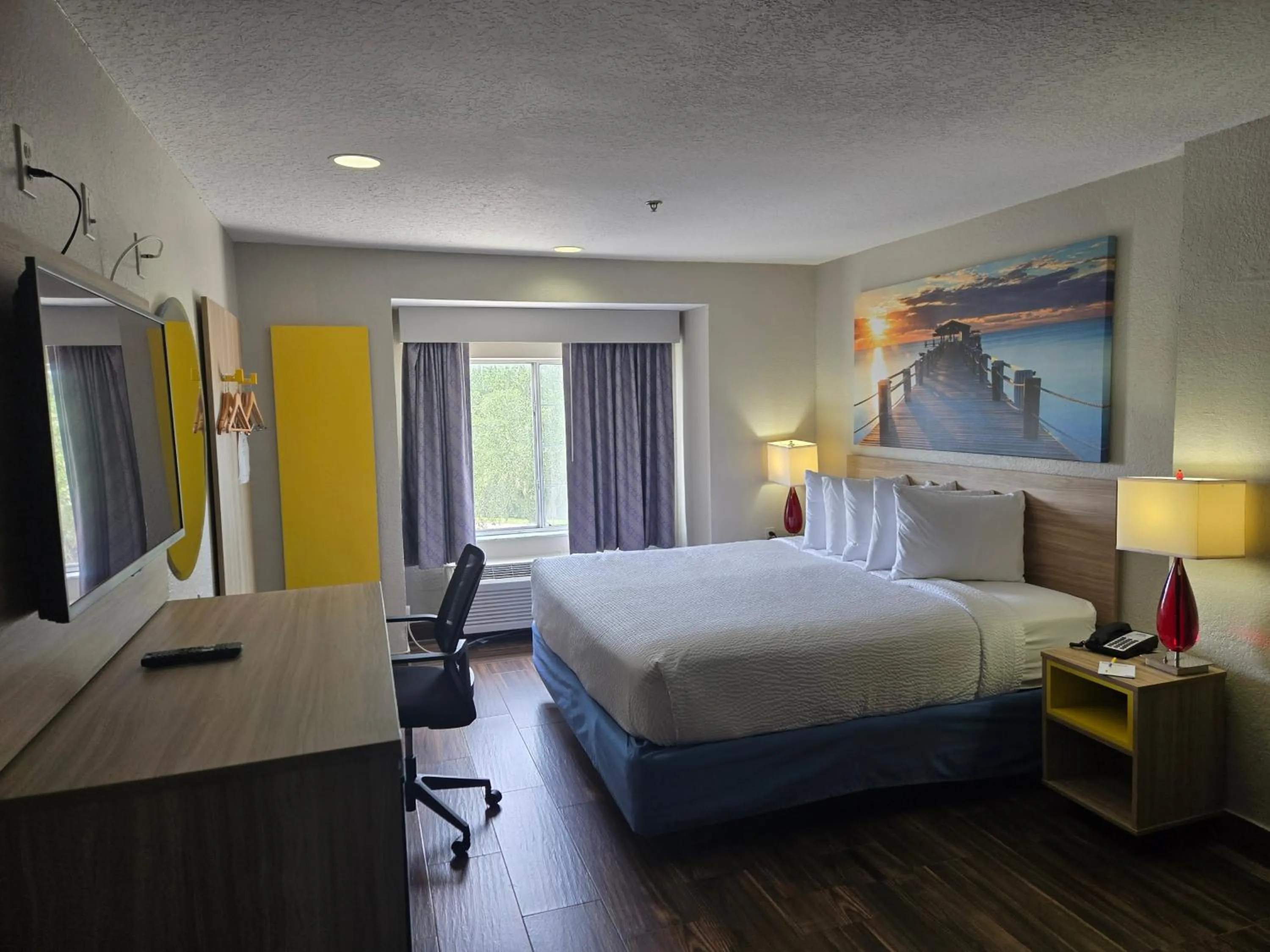 Bed in Days Inn & Suites by Wyndham Tampa/Raymond James Stadium