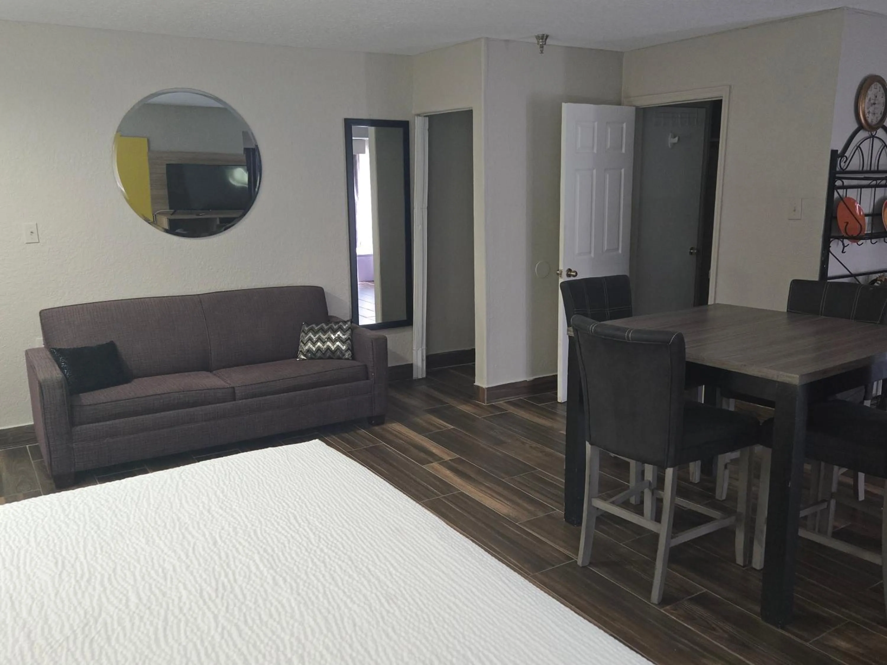 Bed in Days Inn & Suites by Wyndham Tampa/Raymond James Stadium