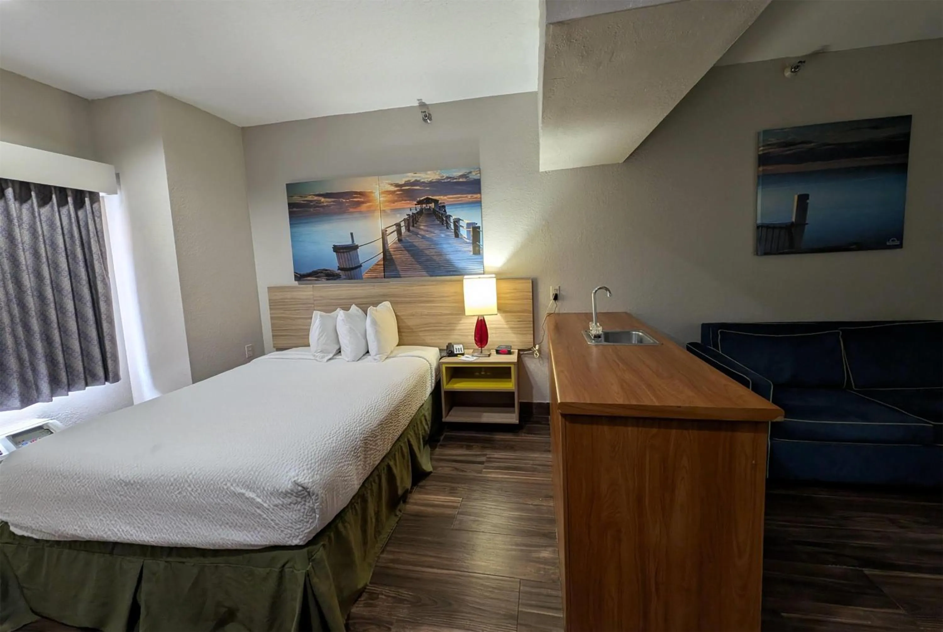 Photo of the whole room, Bed in Days Inn & Suites by Wyndham Tampa/Raymond James Stadium