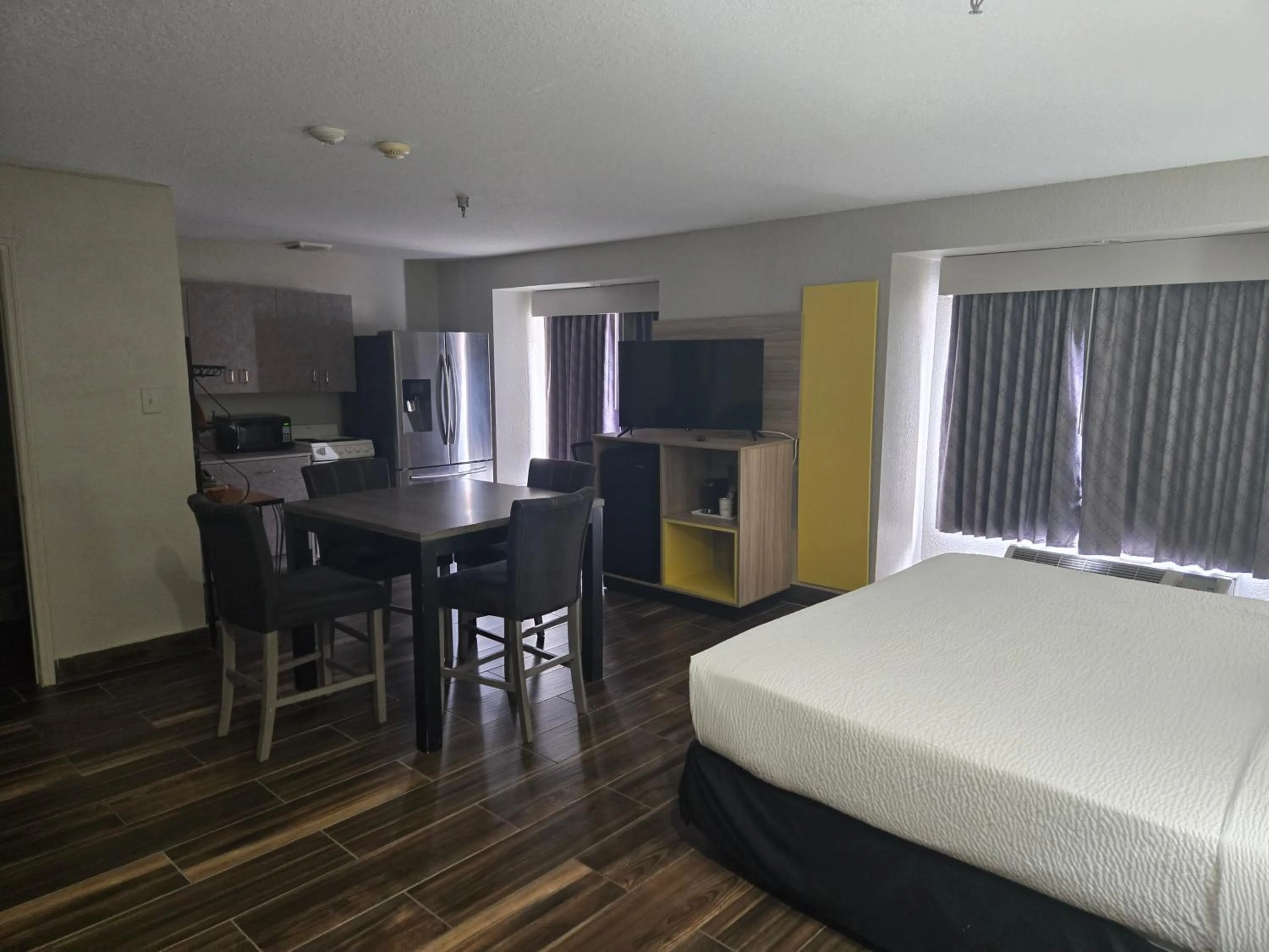 Bed in Days Inn & Suites by Wyndham Tampa/Raymond James Stadium