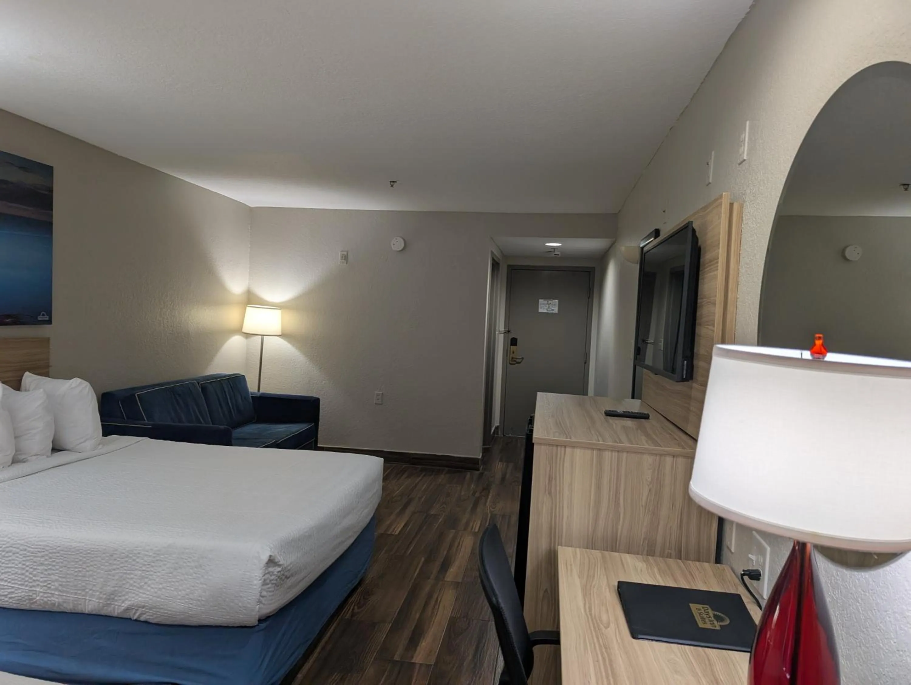 Bed in Days Inn & Suites by Wyndham Tampa/Raymond James Stadium