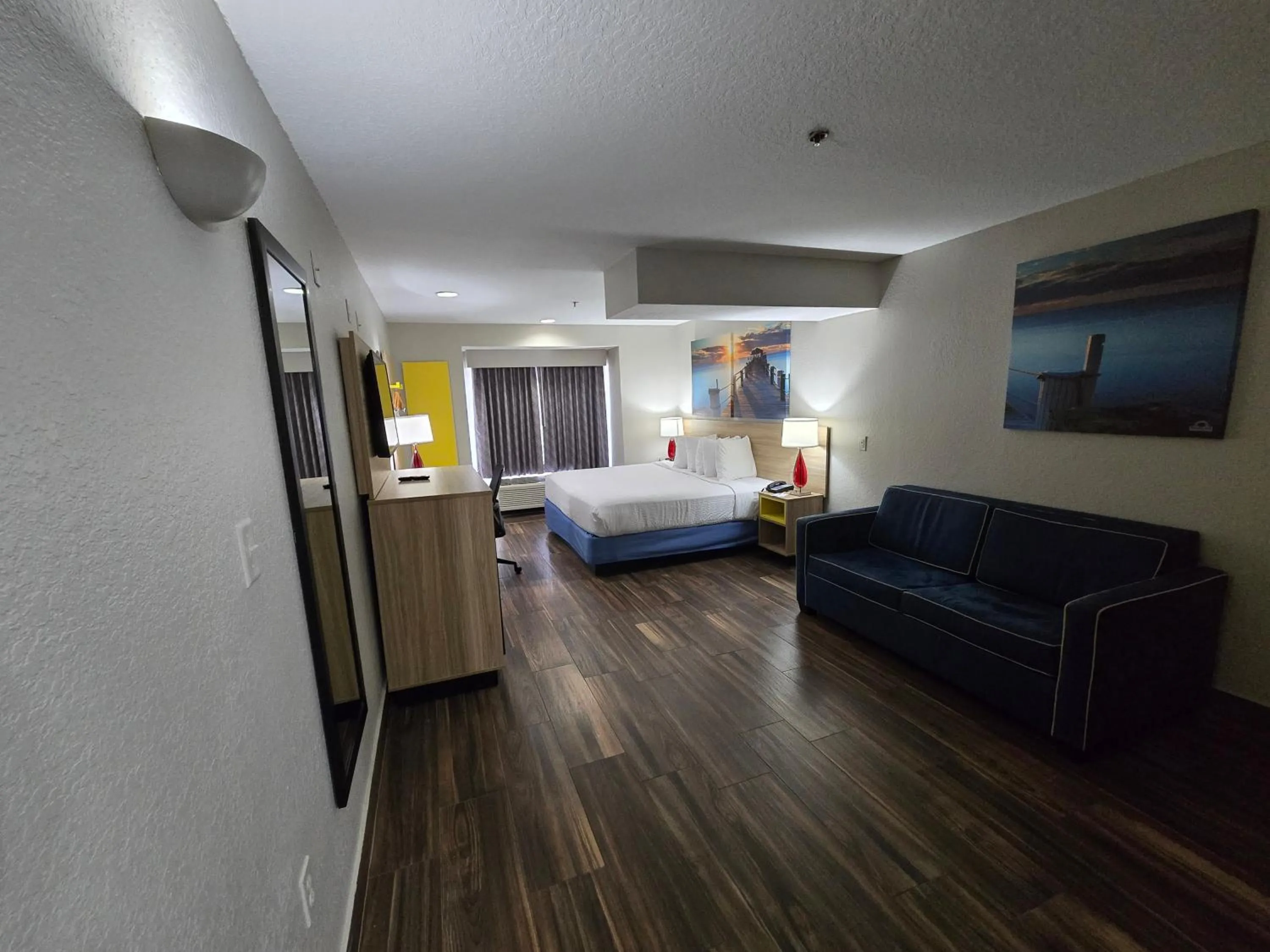 Bed in Days Inn & Suites by Wyndham Tampa/Raymond James Stadium