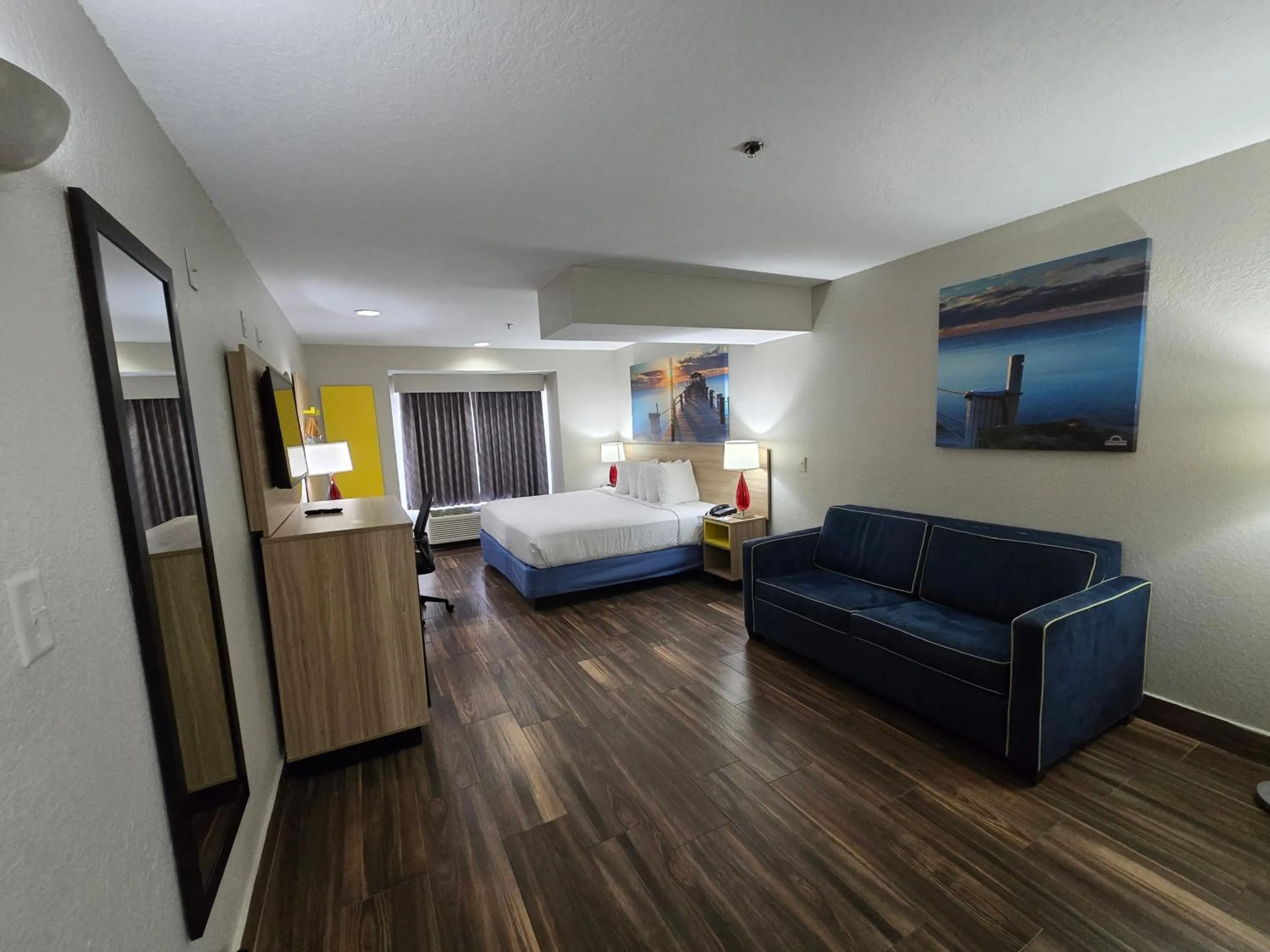 Bed in Days Inn & Suites by Wyndham Tampa/Raymond James Stadium