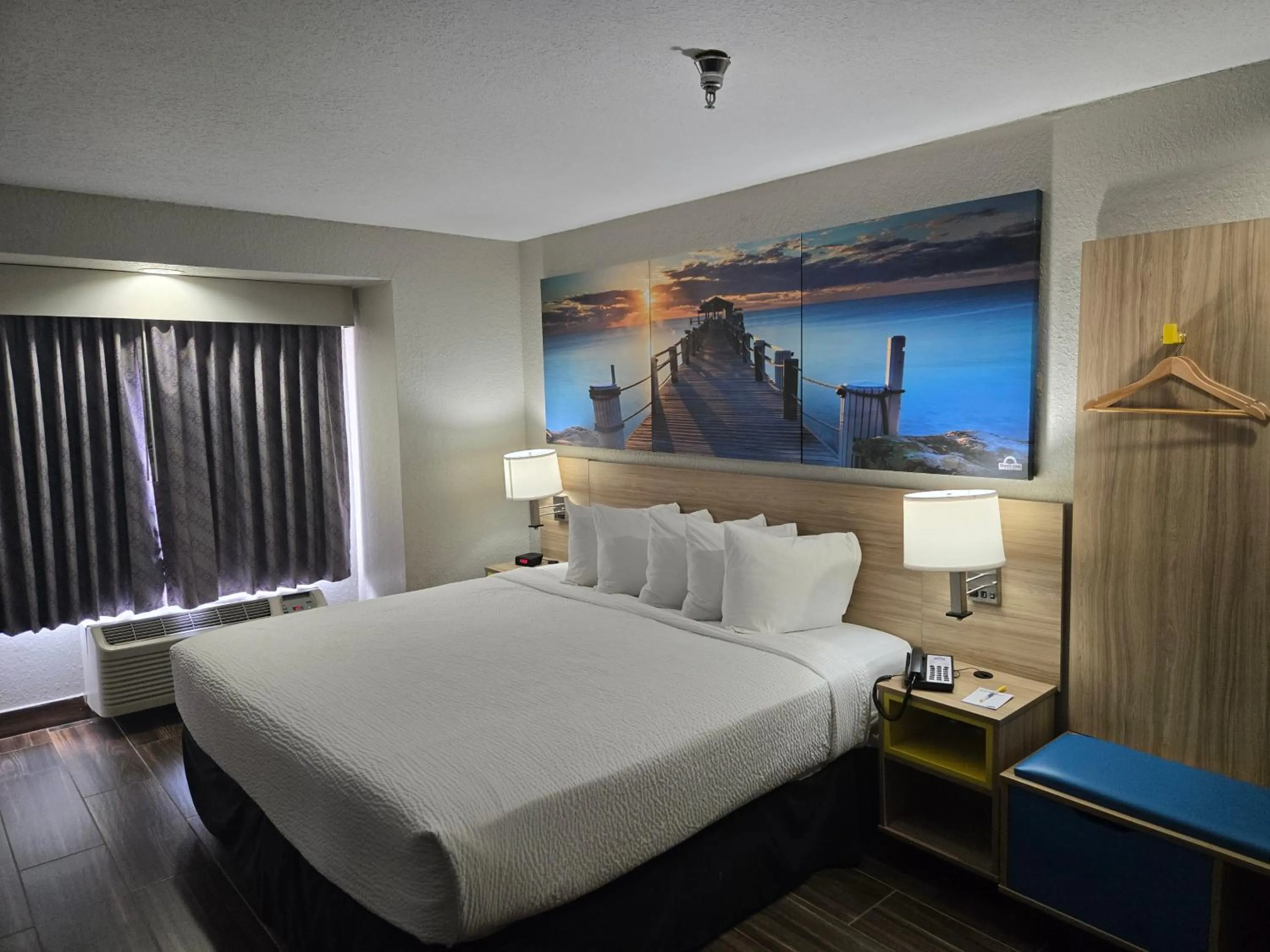 Bed in Days Inn & Suites by Wyndham Tampa/Raymond James Stadium