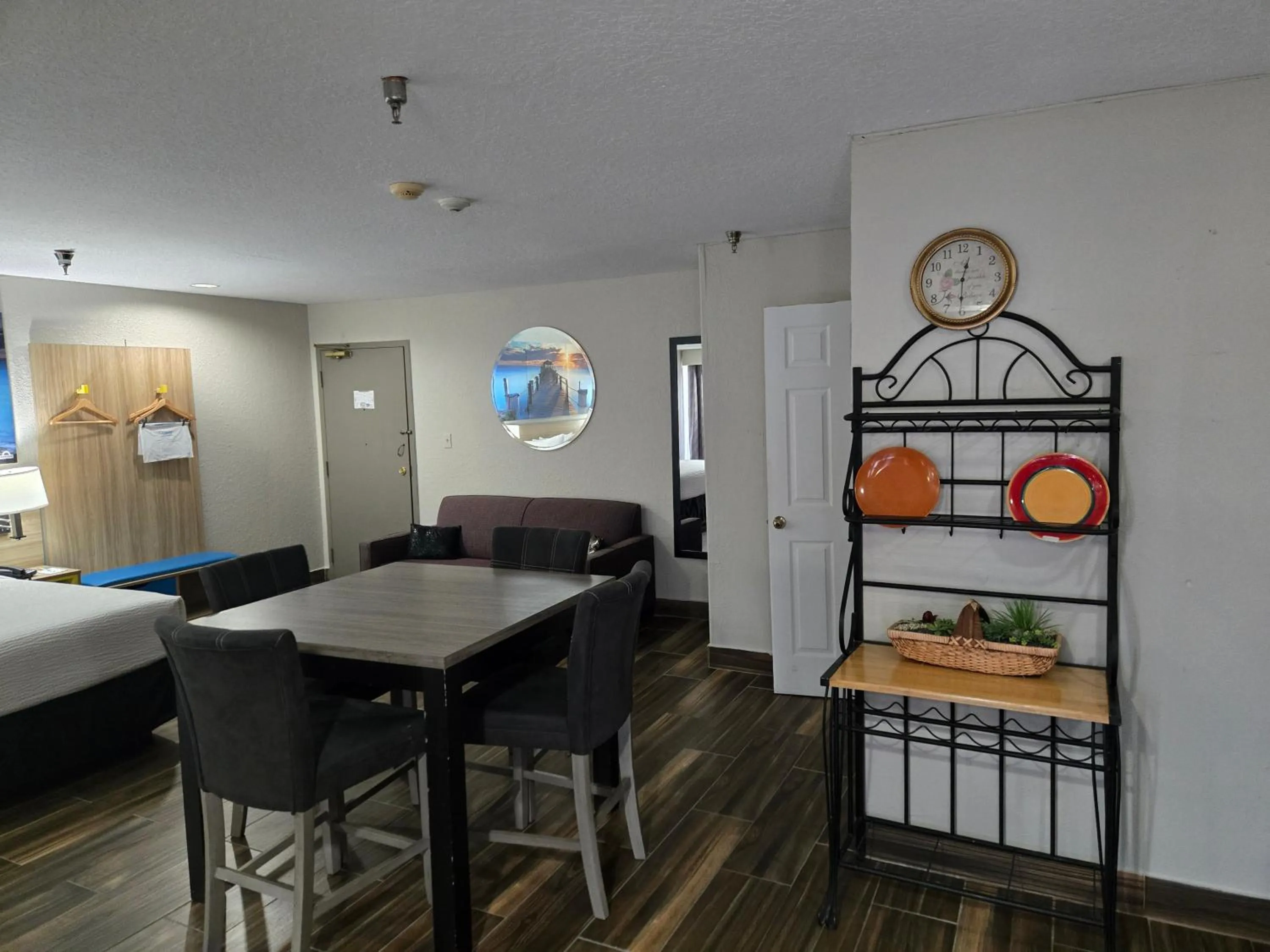 Bed in Days Inn & Suites by Wyndham Tampa/Raymond James Stadium