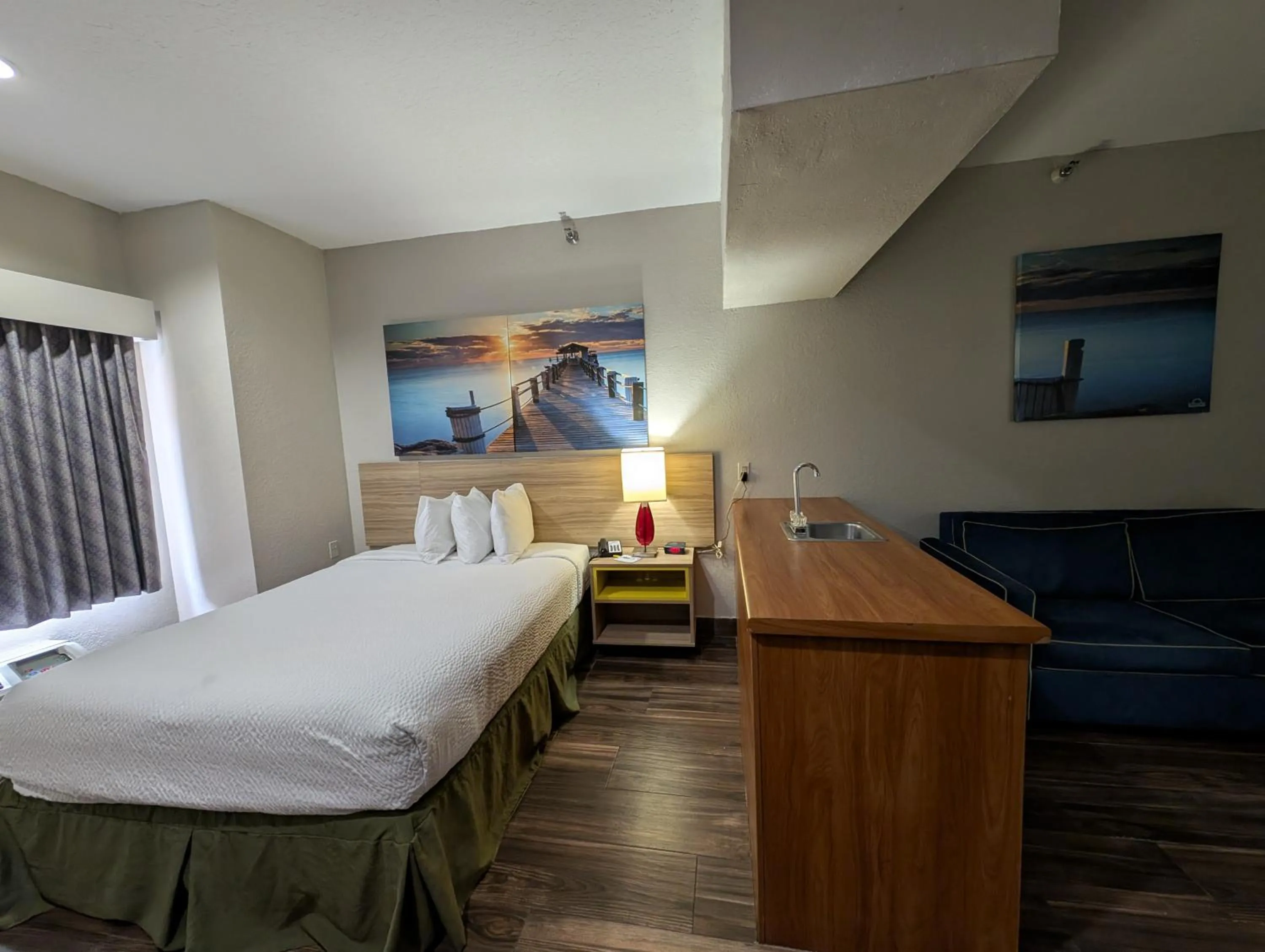 Bed in Days Inn & Suites by Wyndham Tampa/Raymond James Stadium