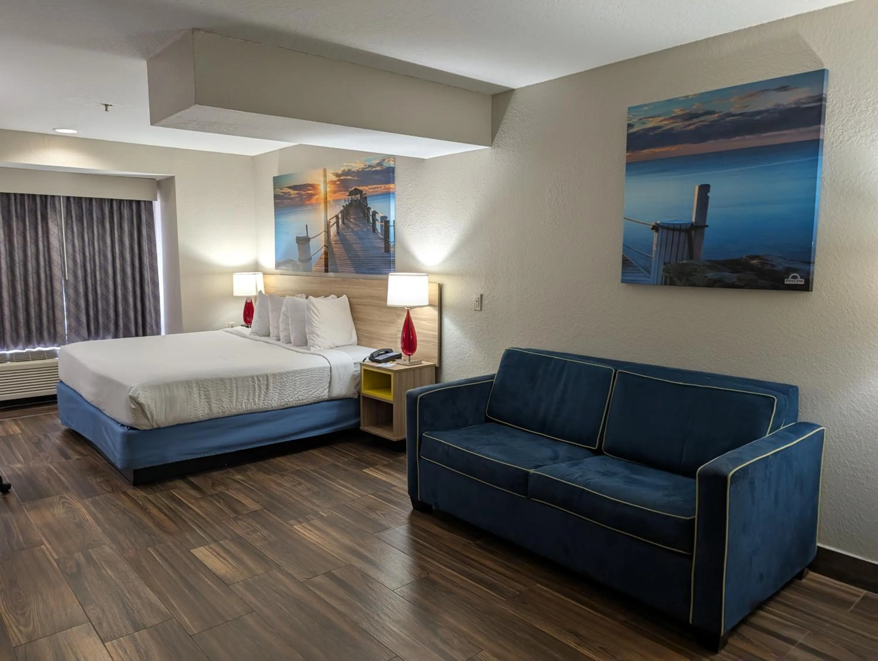 Bed in Days Inn & Suites by Wyndham Tampa/Raymond James Stadium