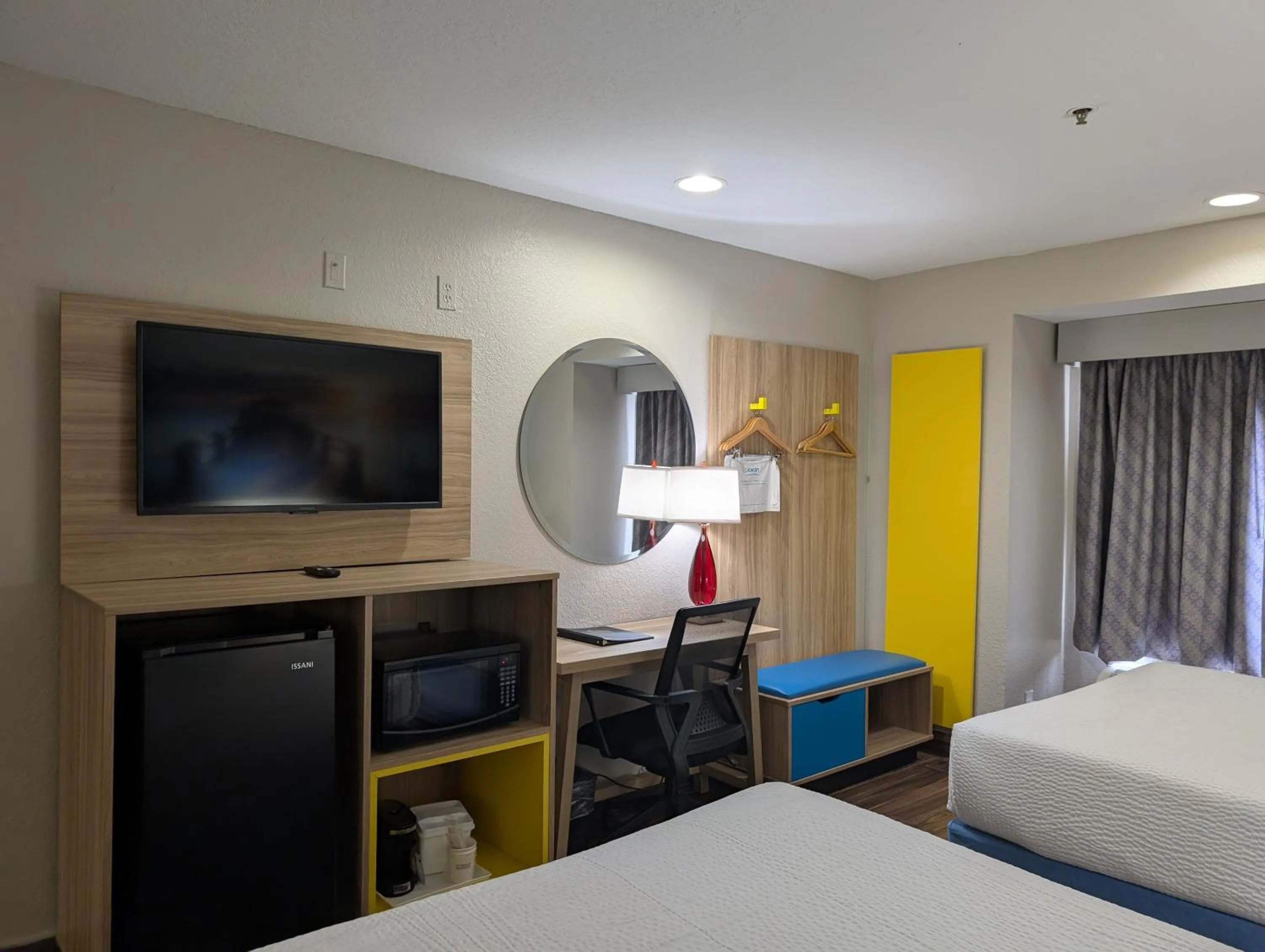 Bed in Days Inn & Suites by Wyndham Tampa/Raymond James Stadium
