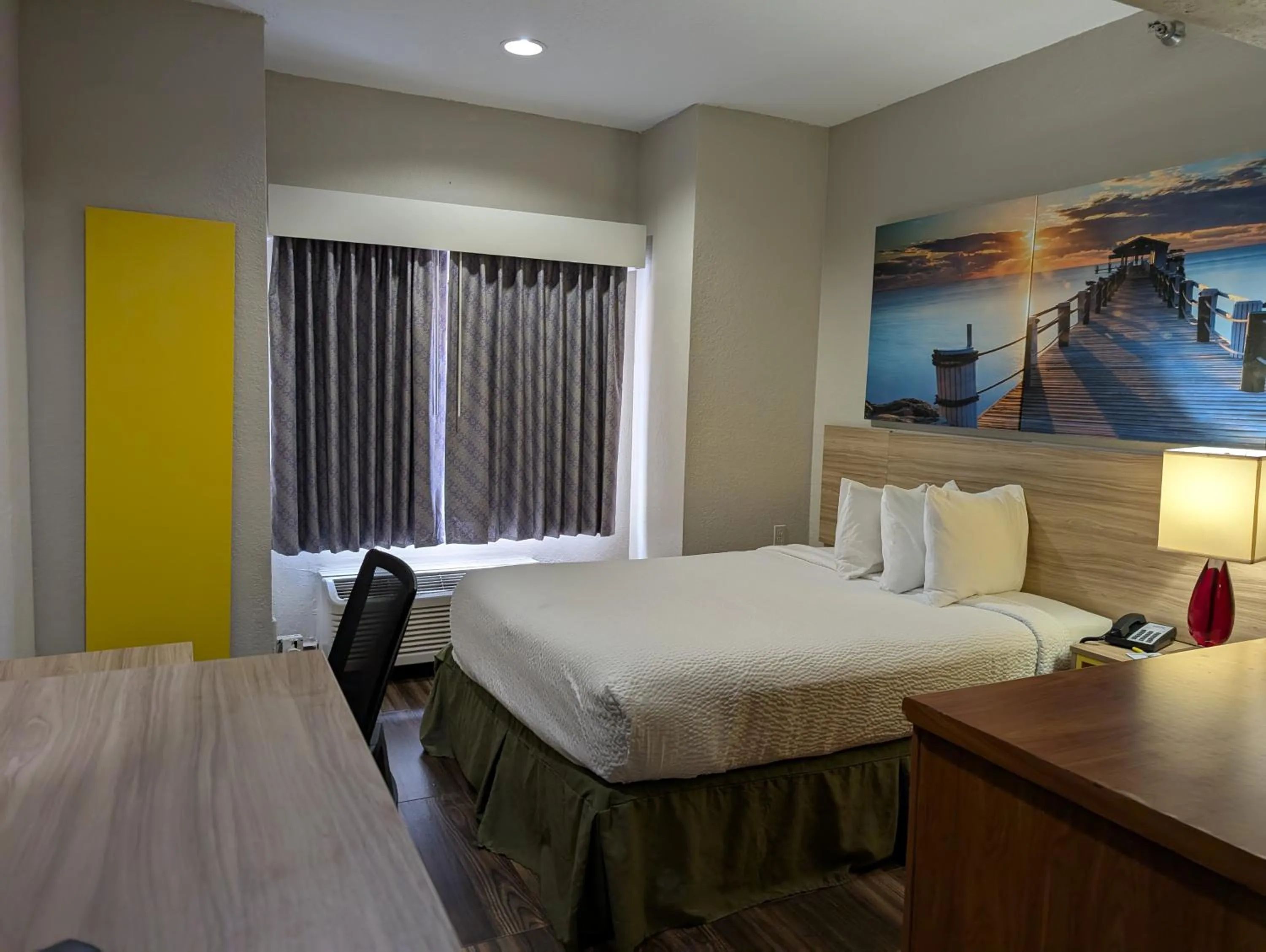 Bed in Days Inn & Suites by Wyndham Tampa/Raymond James Stadium