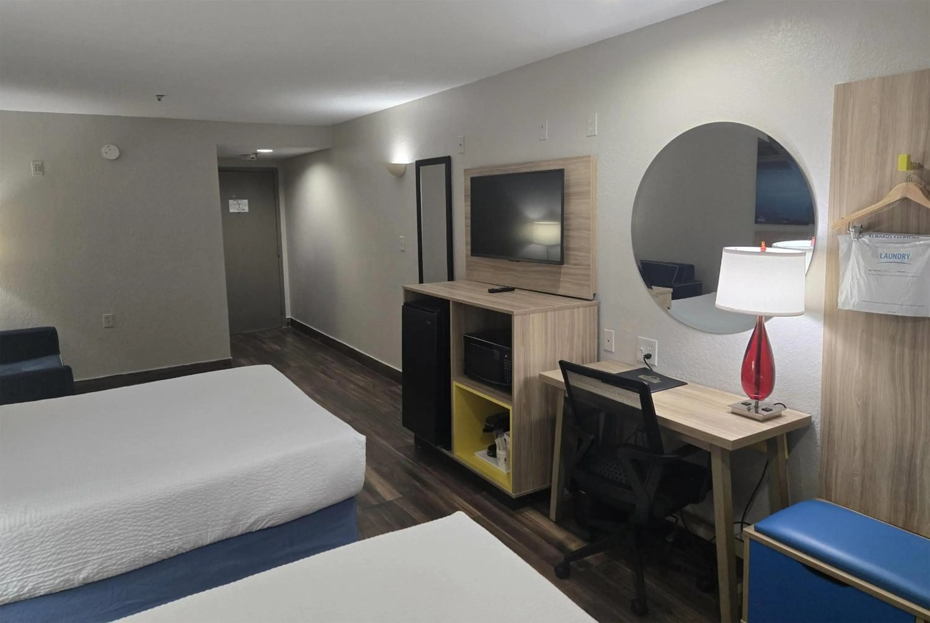 Photo of the whole room, Bed in Days Inn & Suites by Wyndham Tampa/Raymond James Stadium