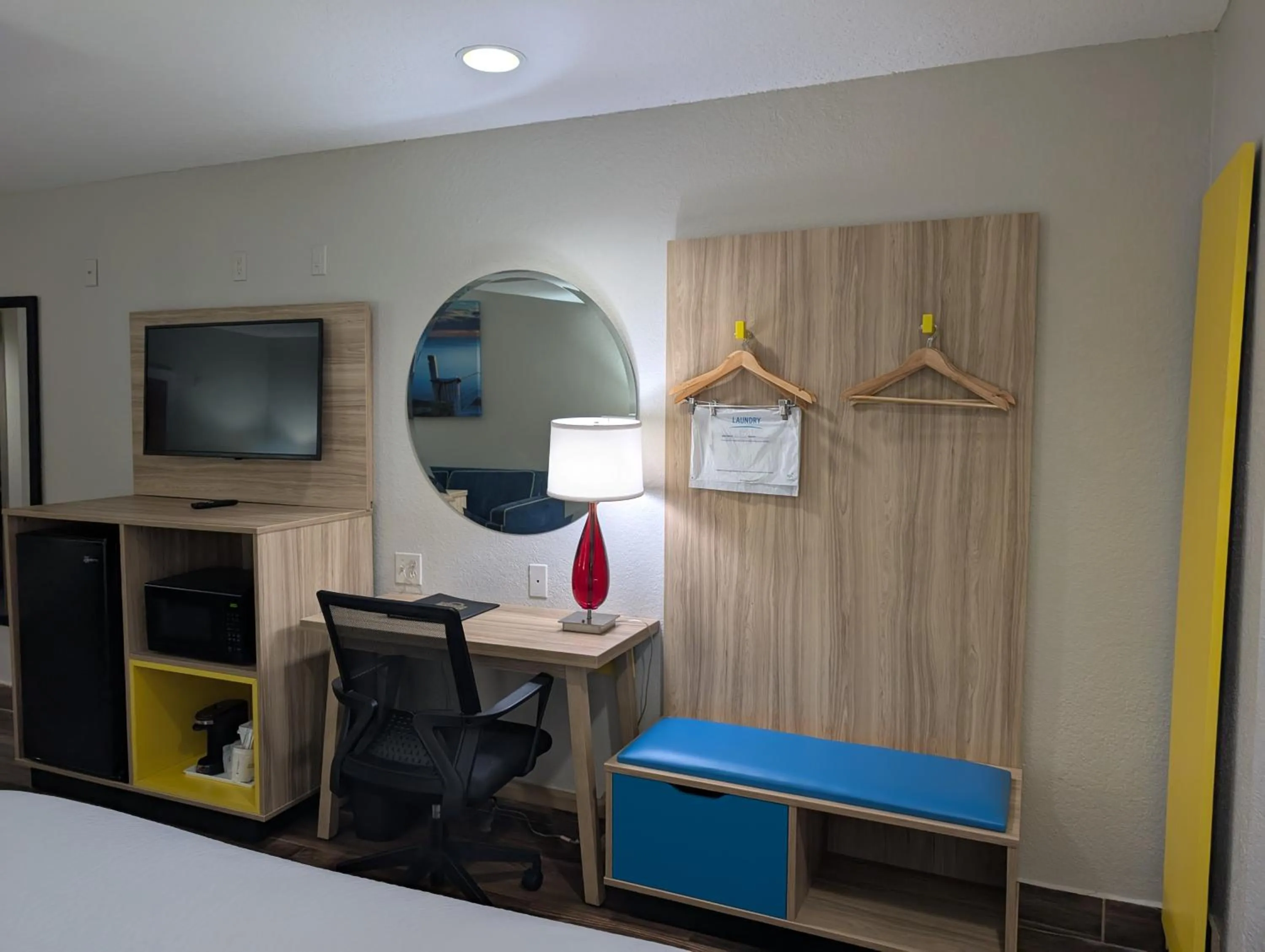 Days Inn & Suites by Wyndham Tampa/Raymond James Stadium