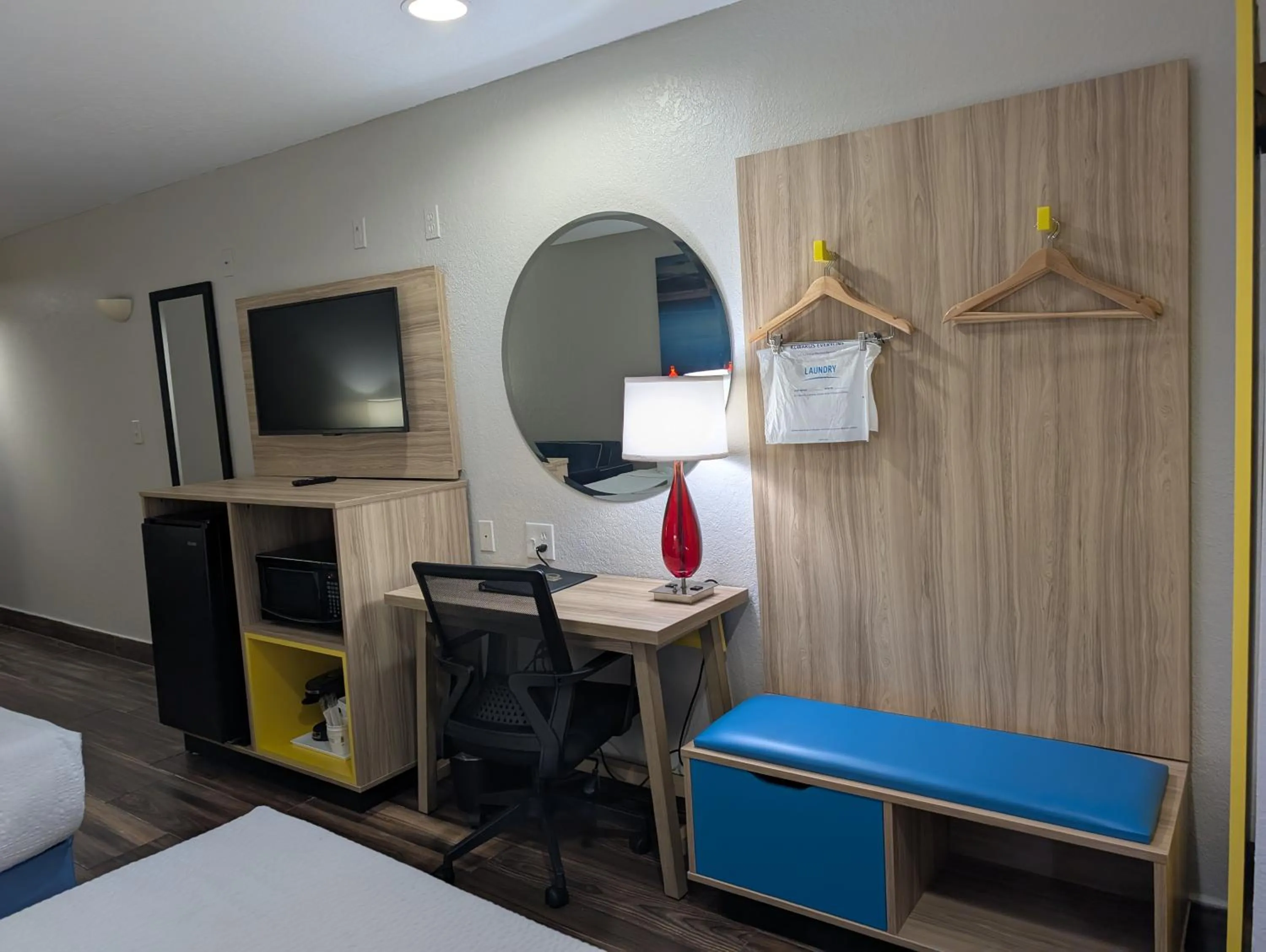 Bed in Days Inn & Suites by Wyndham Tampa/Raymond James Stadium