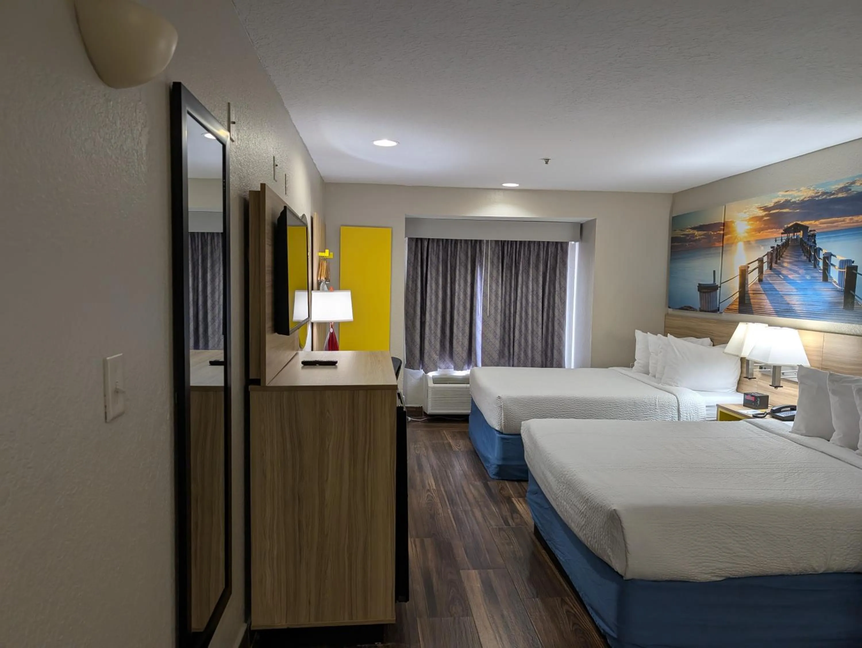 Bed in Days Inn & Suites by Wyndham Tampa/Raymond James Stadium