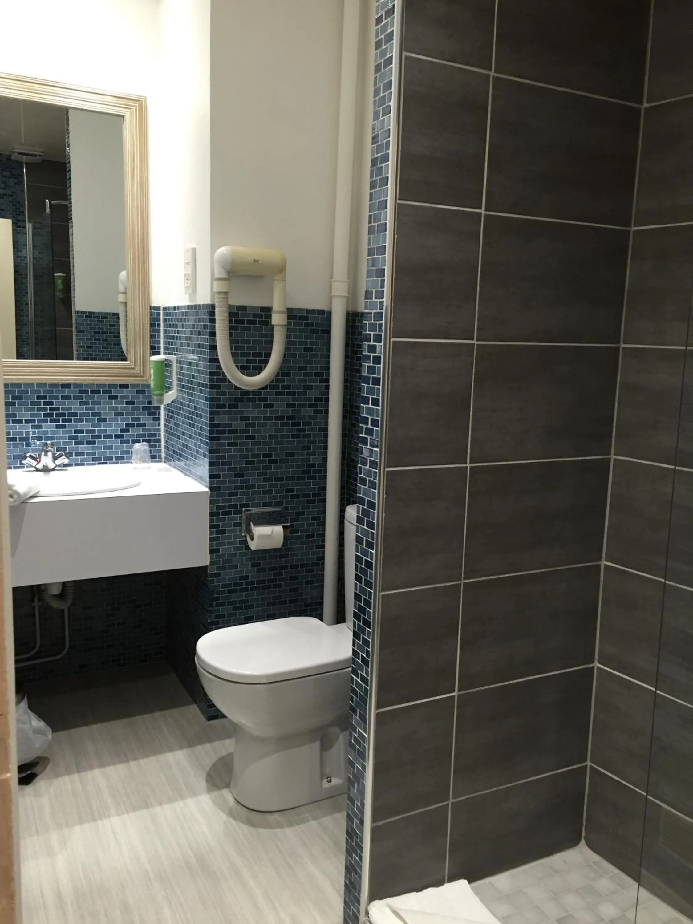 Shower in Grand Hotel de L'Univers