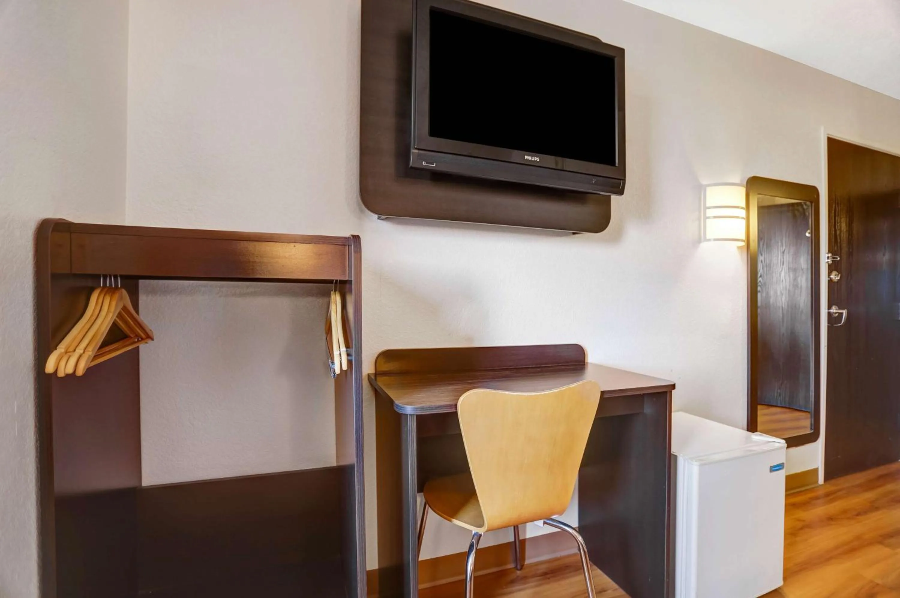 Photo of the whole room in Motel 6-Benson, AZ