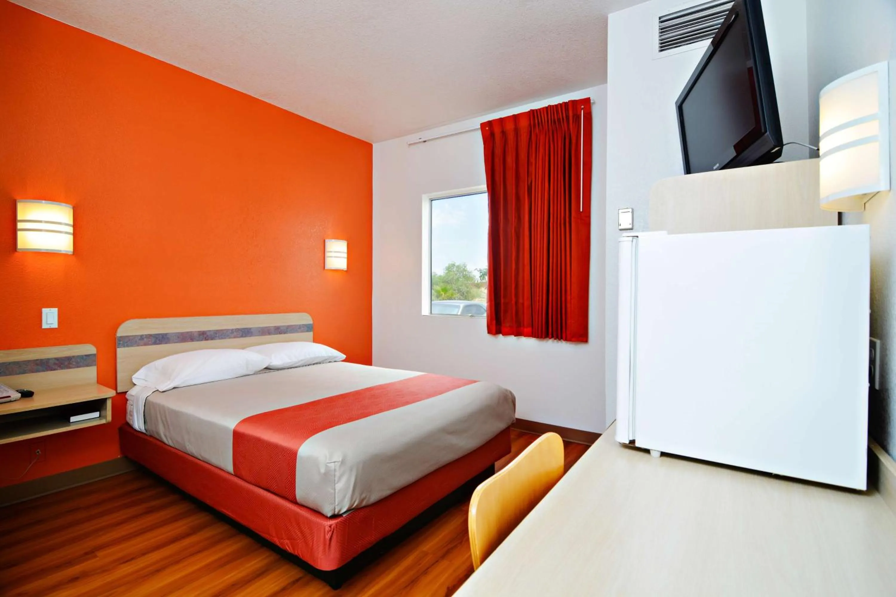 Photo of the whole room, Bed in Motel 6-Benson, AZ