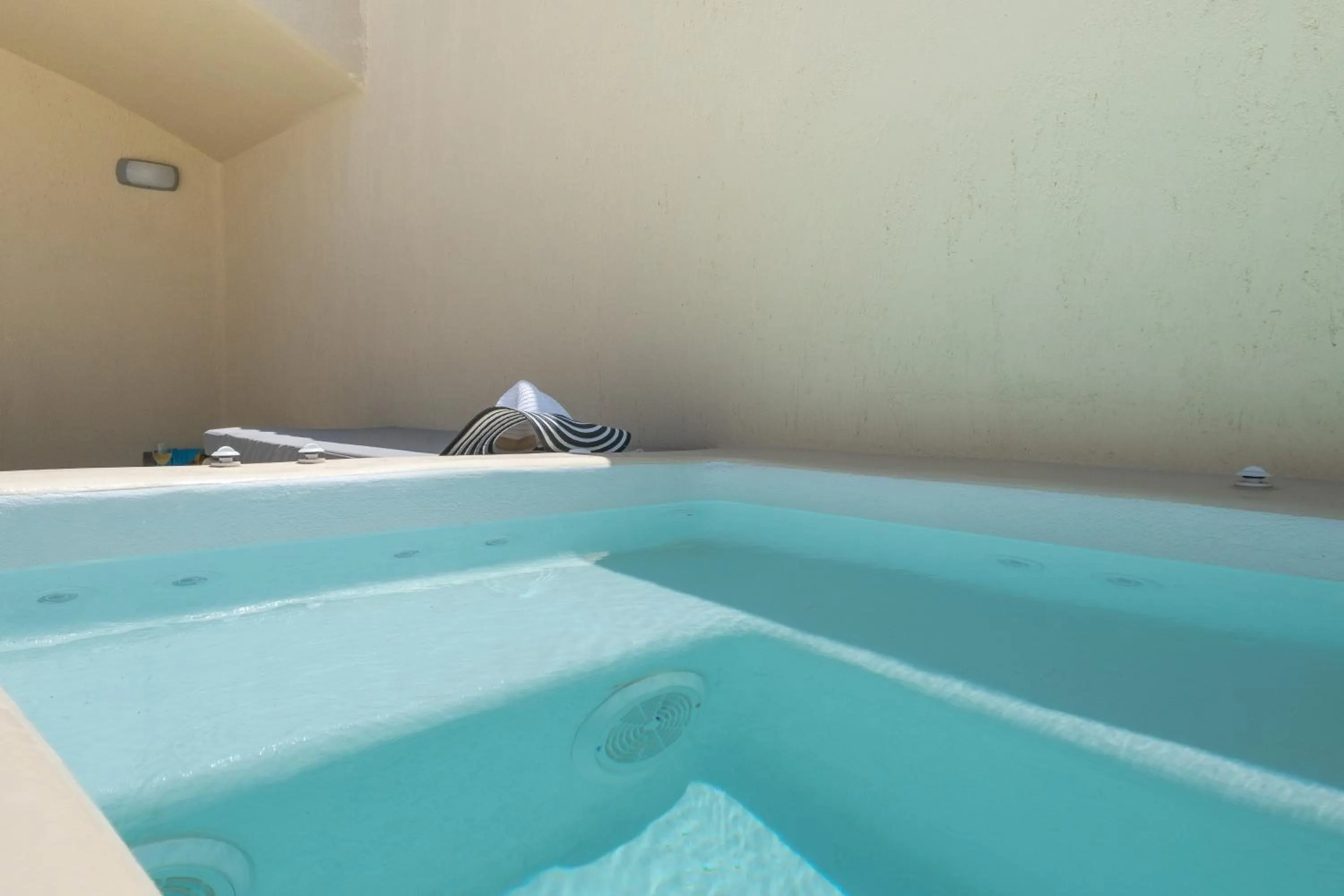 Cyclops Beach Apartments